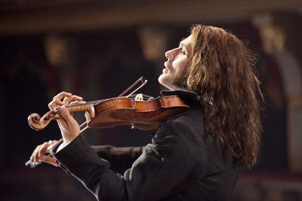 O el diablo encarnado tocando violín