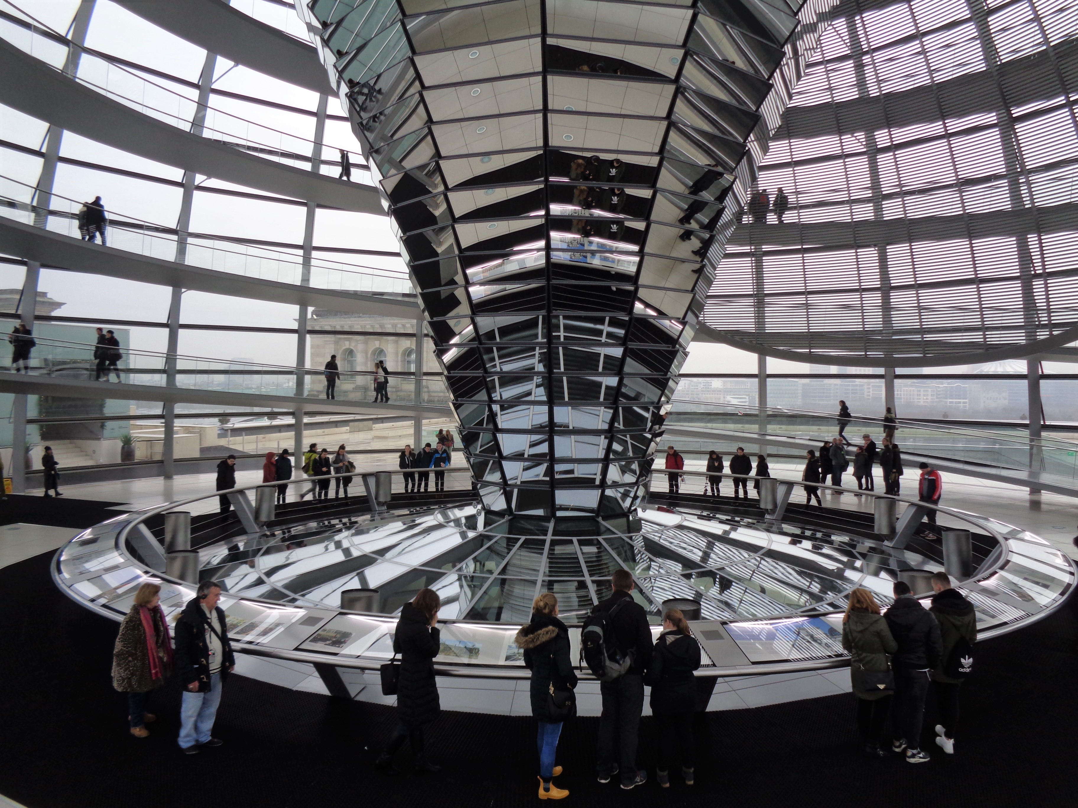 Cúpula Bundestag diseño high tech de Norman Foster.