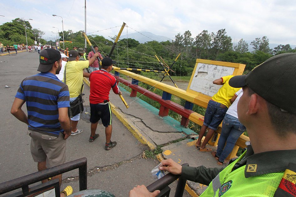 Venezolanos burlan seguridad de la Guardia Bolivariana y llegan a Cúcuta