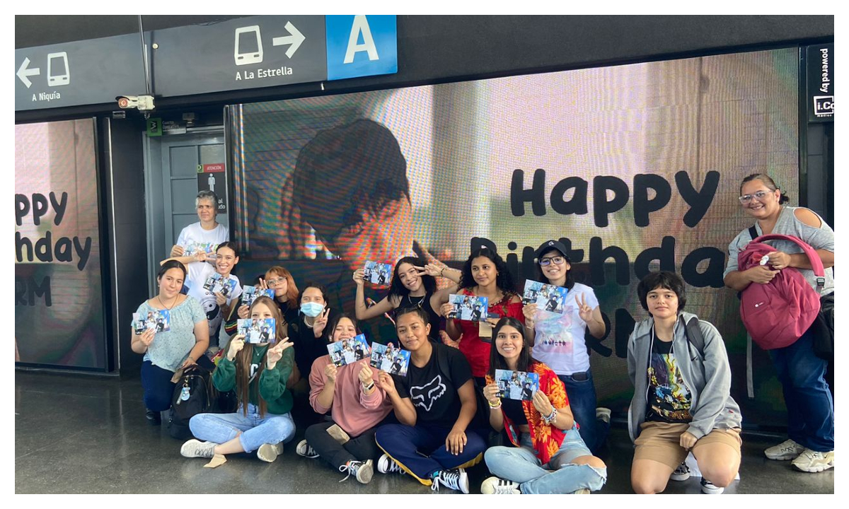 “ARMY Medellín”, el grupo de ‘fans’ de BTS que pautan en estaciones del Metro