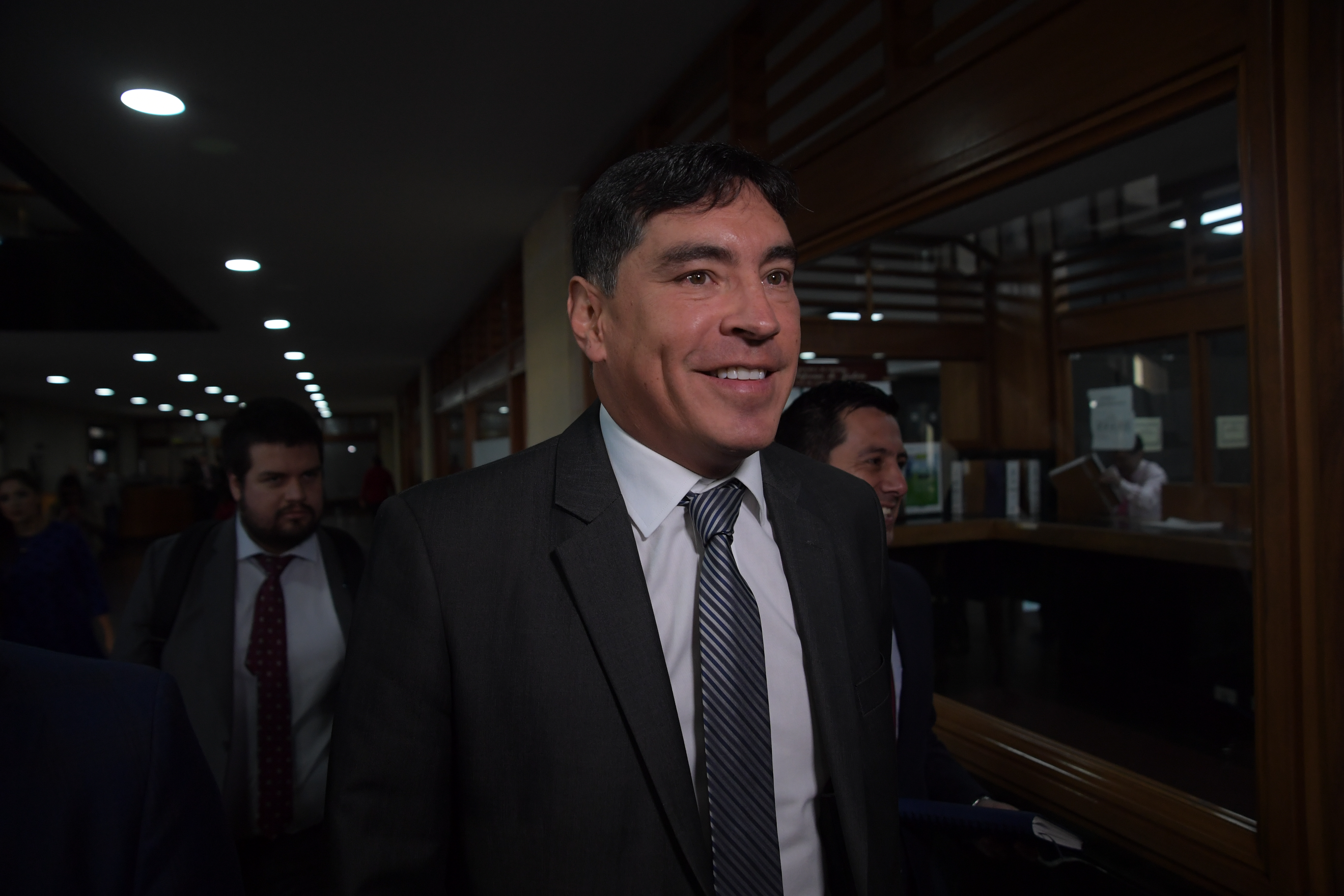 Miembro de la Cámara de Representantes de Colombia, saliendo de la Corte Suprema de Justicia.