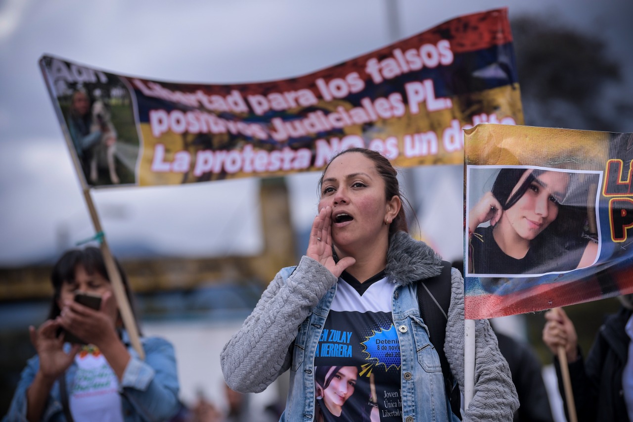 Las familias de los detenidos también salieron a marchar. Algunas de las protestas durante el 2021 que dejó capturas de los manifestantes fue la del paro nacional del 28 de abril contra el gobierno del expresidente Iván Duque.
