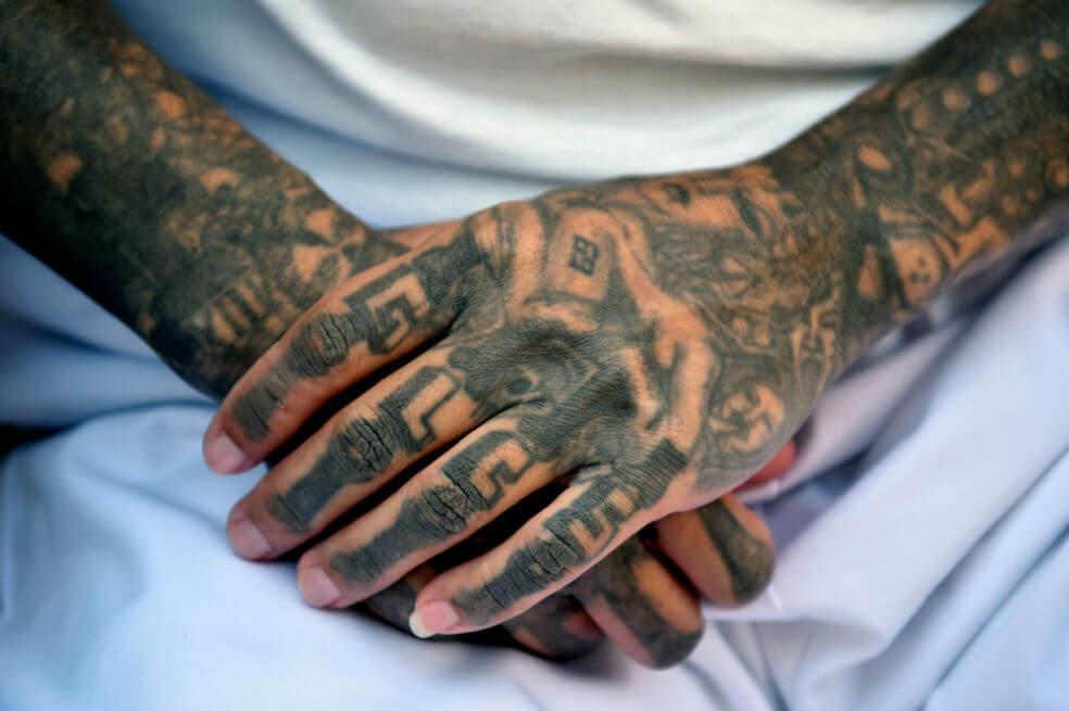 Borrarse los tatuajes, una aspiración de expandilleros en El Salvador