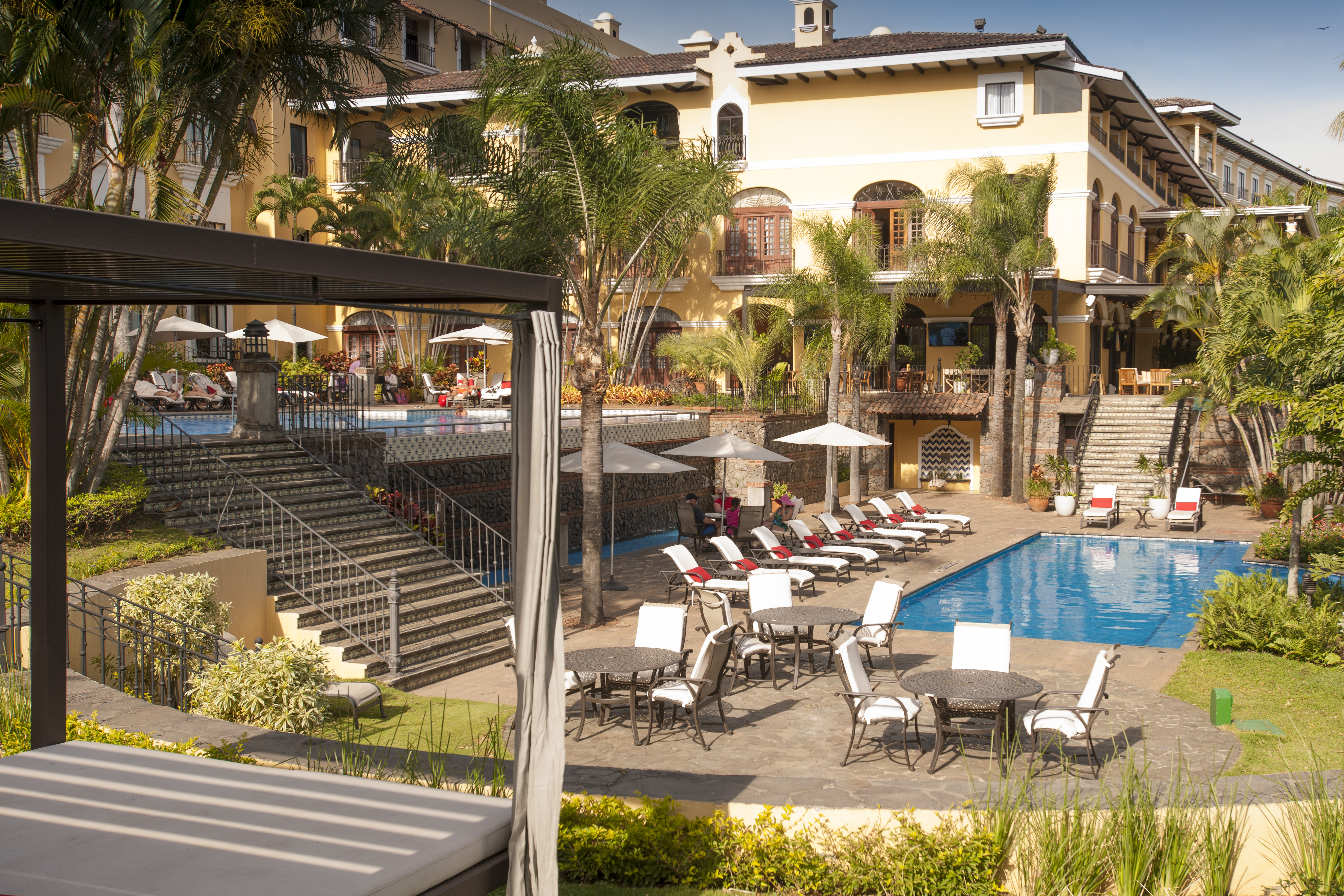 Además de un gimnasio con pesas y equipo de entrenamiento cardiovascular, el hotel cuenta con dos piscinas al aire libre.