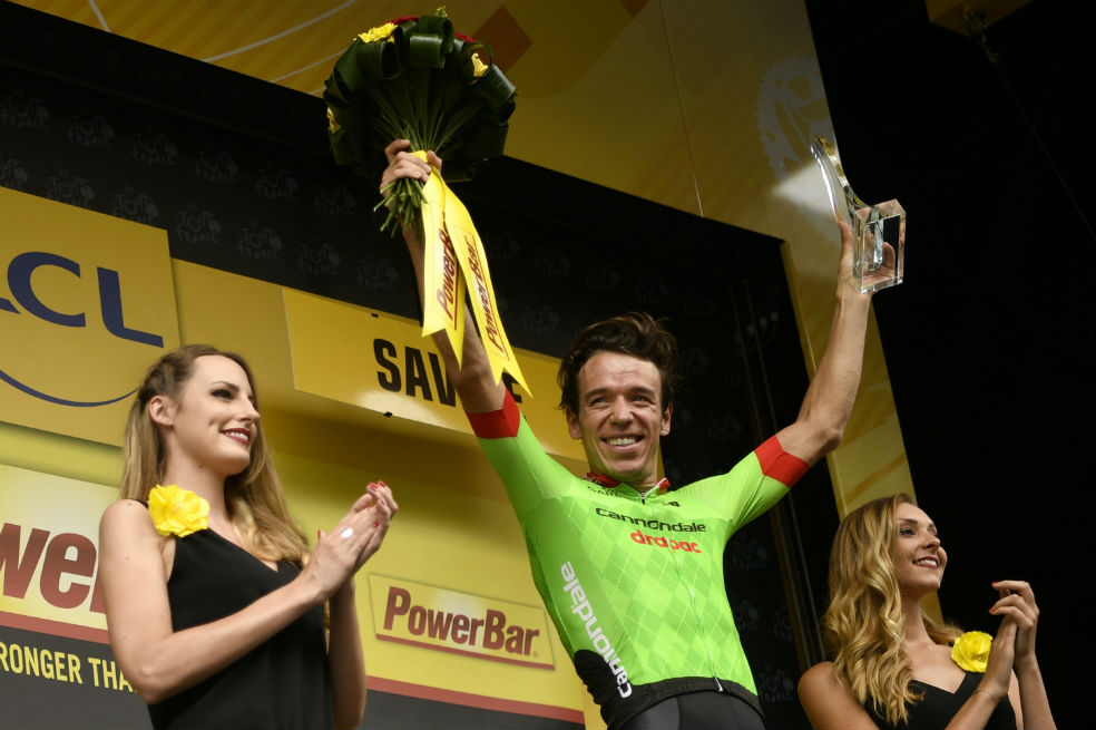 Rigoberto Urán celebra la victoria en la etapa 9 del Tour de Francia. / AFP