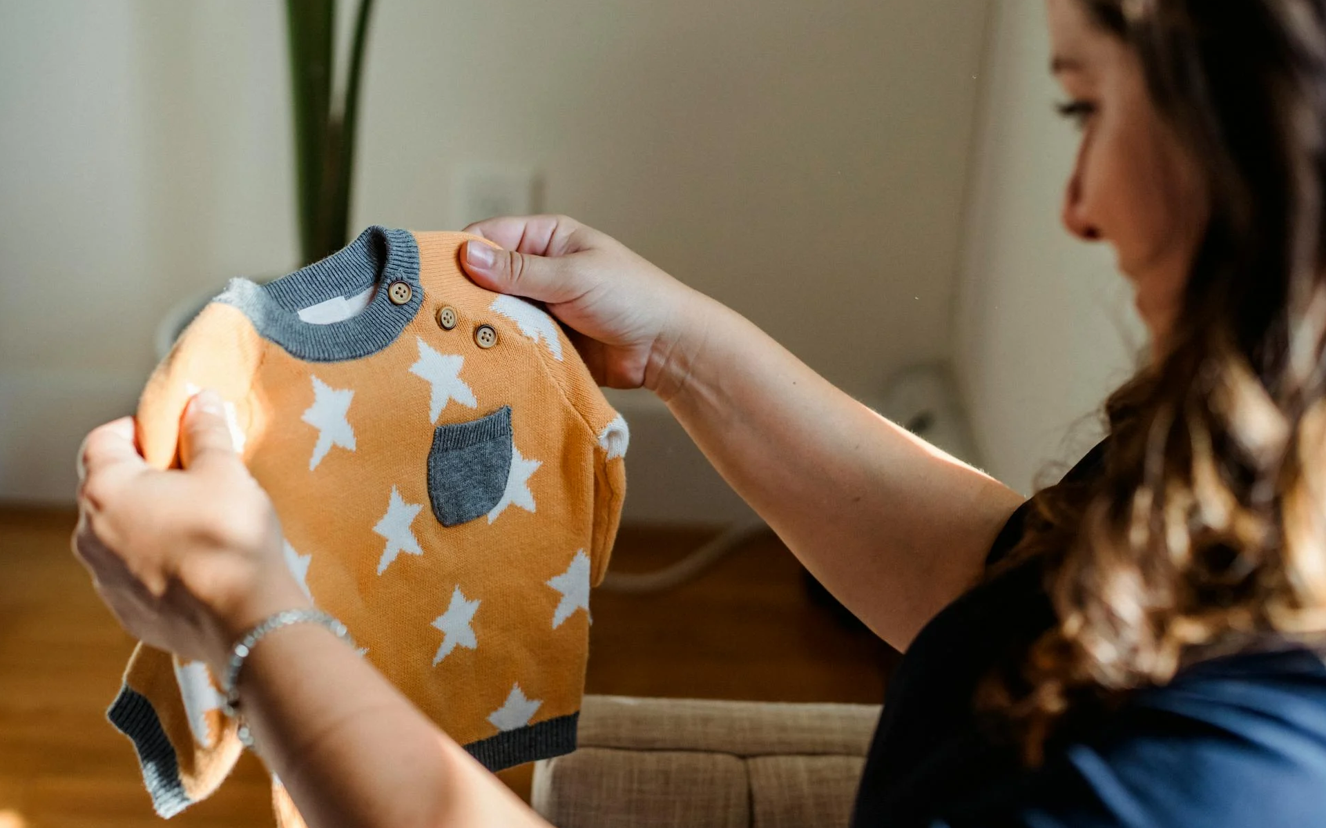 ¿Cómo debo lavar la ropa de mi recién nacido para que no irrite su piel?