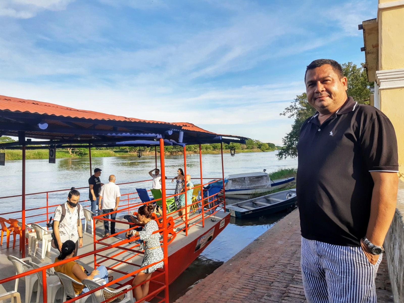 Julio Gómez, de La Valerosa Tours, anfitrión de un recorrido soñado por el río Magdalena donde se podrá ver un colorido atardecer momposino.