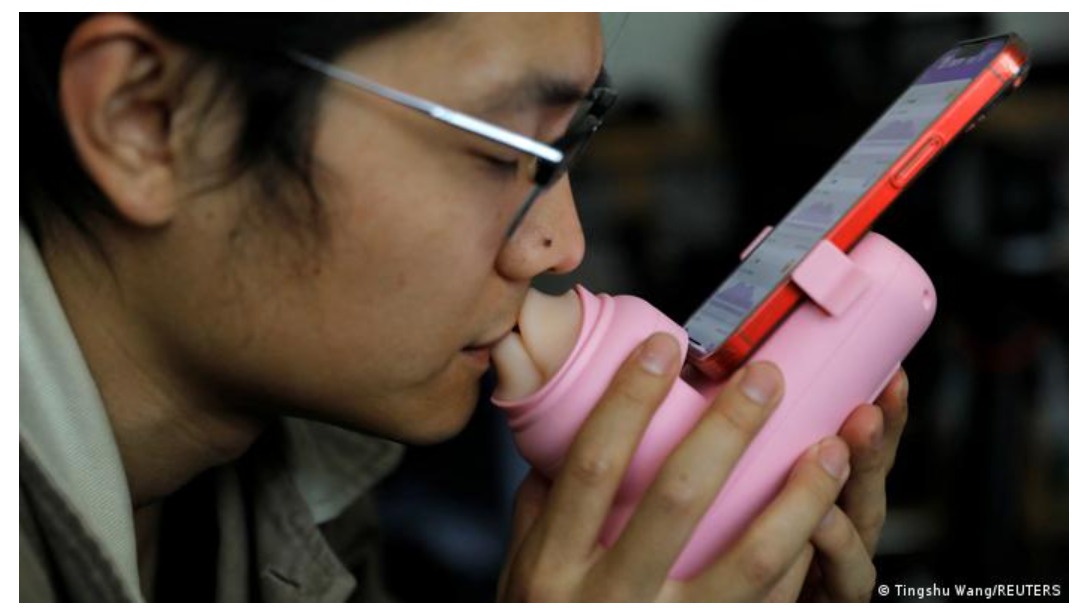 Crean dispositivo para “sentir y dar” besos a distancia en China
