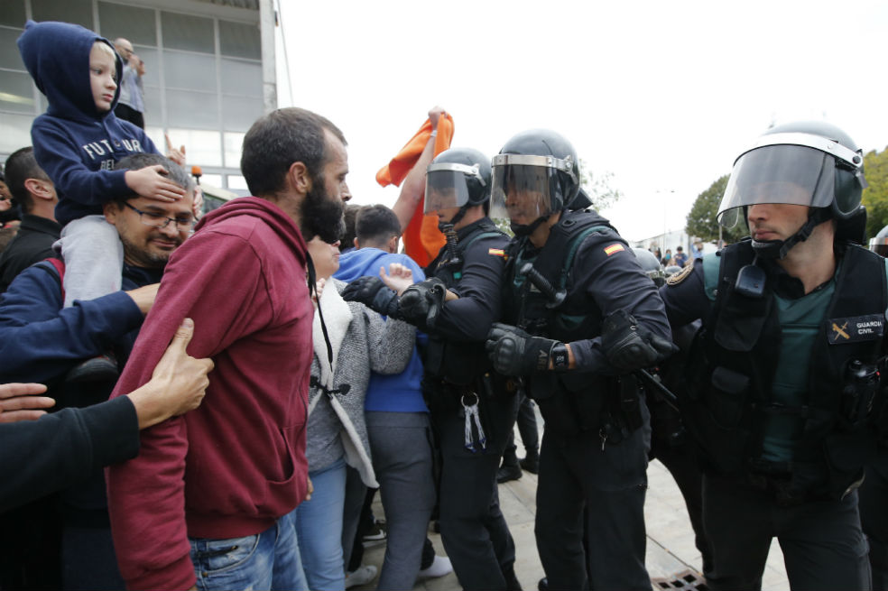 Más de 330 heridos dejan altercados durante referendo en Cataluña