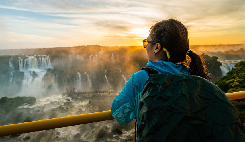 Las cataratas del Iguazú son uno de los grandes atractivos naturales de Argentina y Brasil. No es de extrañar, por tanto, que ver una puesta de sol sobre estos extraordinarios saltos de agua sea una experiencia no solo muy romántica, sino también única e inolvidable.