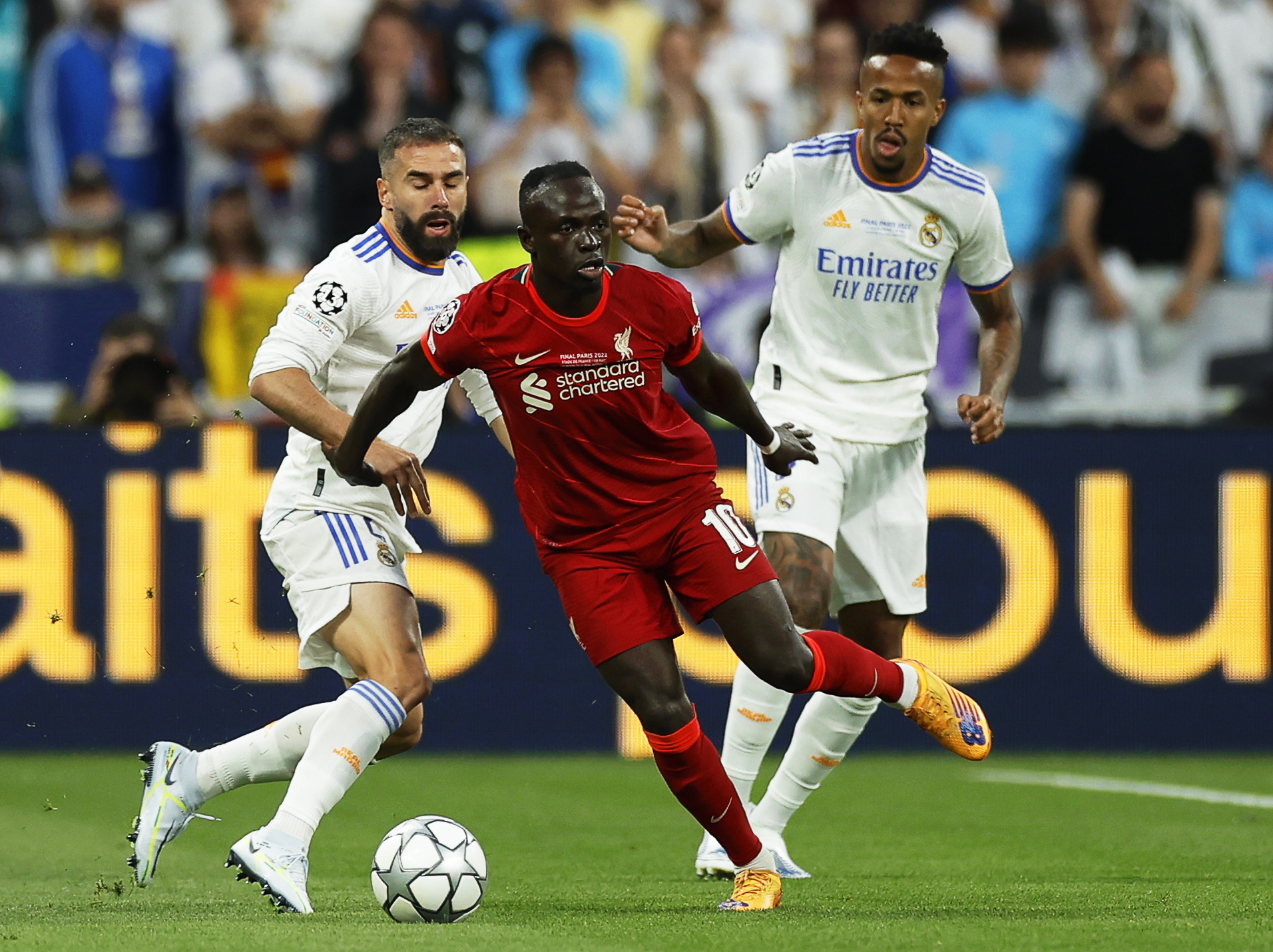 Saint-denis (France), 28/05/2022.- Sadio Mane (C) of Liverpool in action against Real Madrid players Dani Carvajal (L) and Eder Militao (R) during the UEFA Champions League final between Liverpool FC and Real Madrid at Stade de France in Saint-Denis, near Paris, France, 28 May 2022. (Liga de Campeones, Francia) EFE/EPA/YOAN VALAT