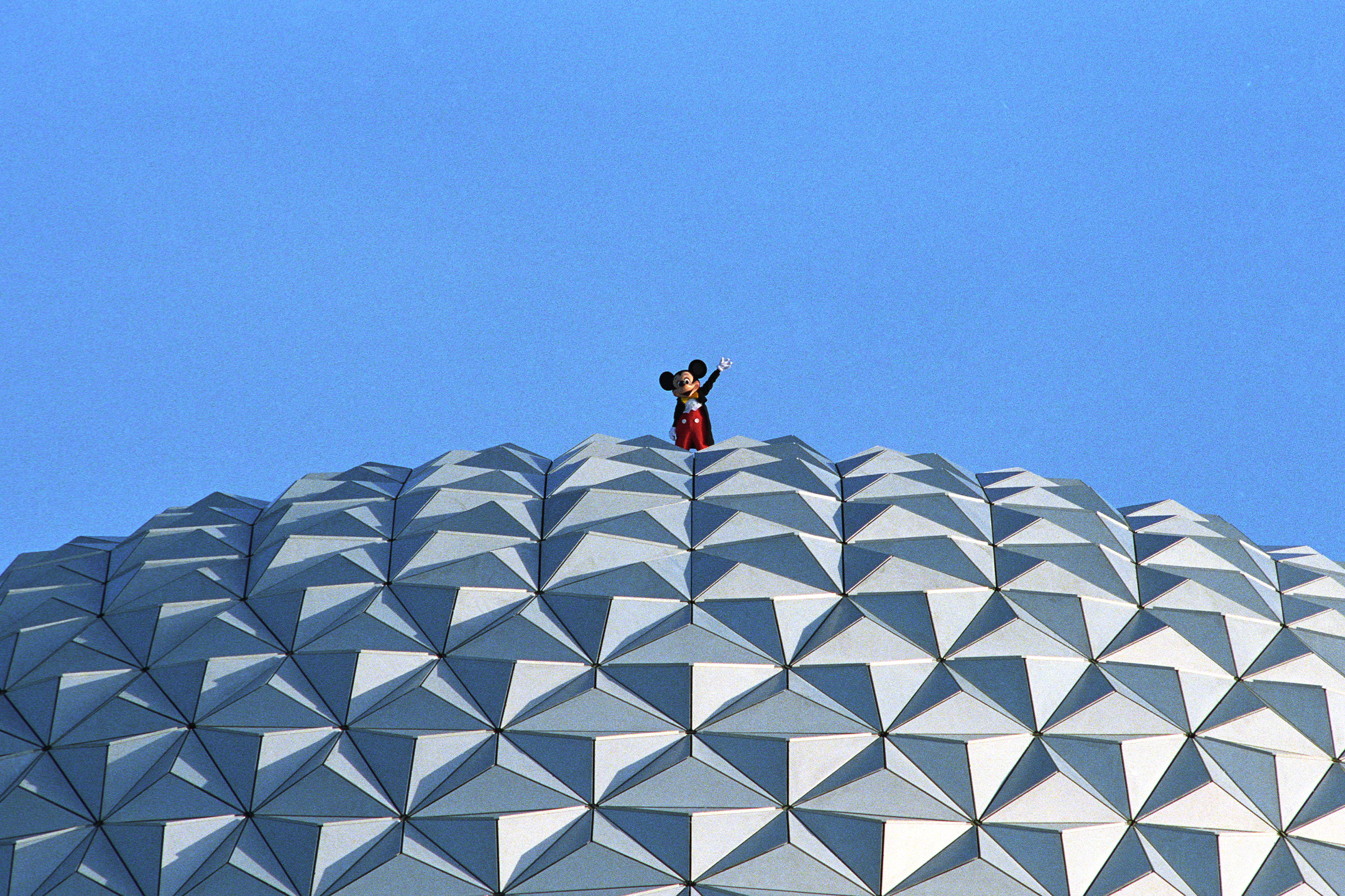 Mickey Mouse en la cima de Spaceship Earth, en EPCOT, en 1993.