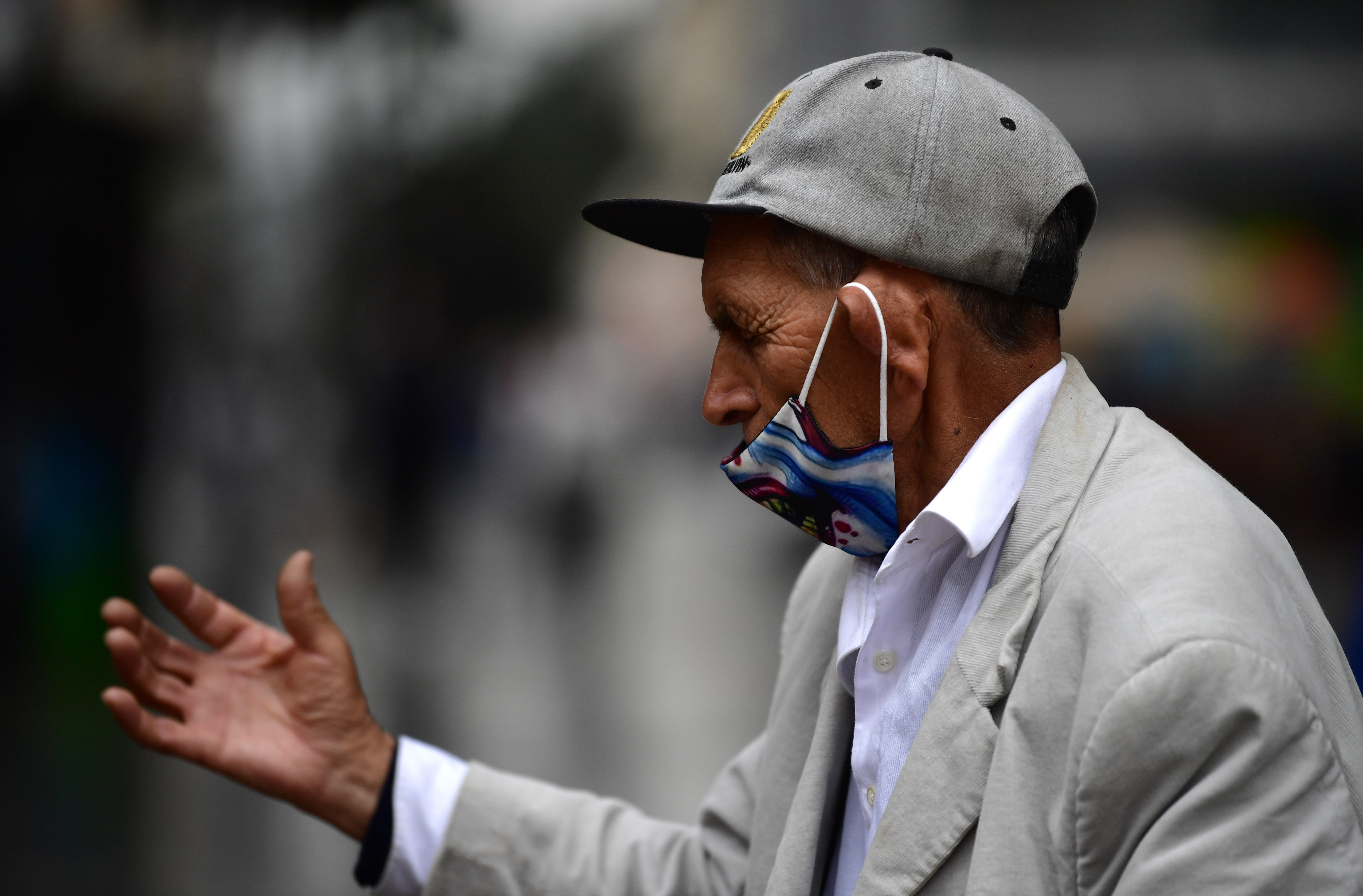 Personas de la tercera edad en la calle durante el aislamiento obligatorio en Bogotá, a causa del Covid-19.