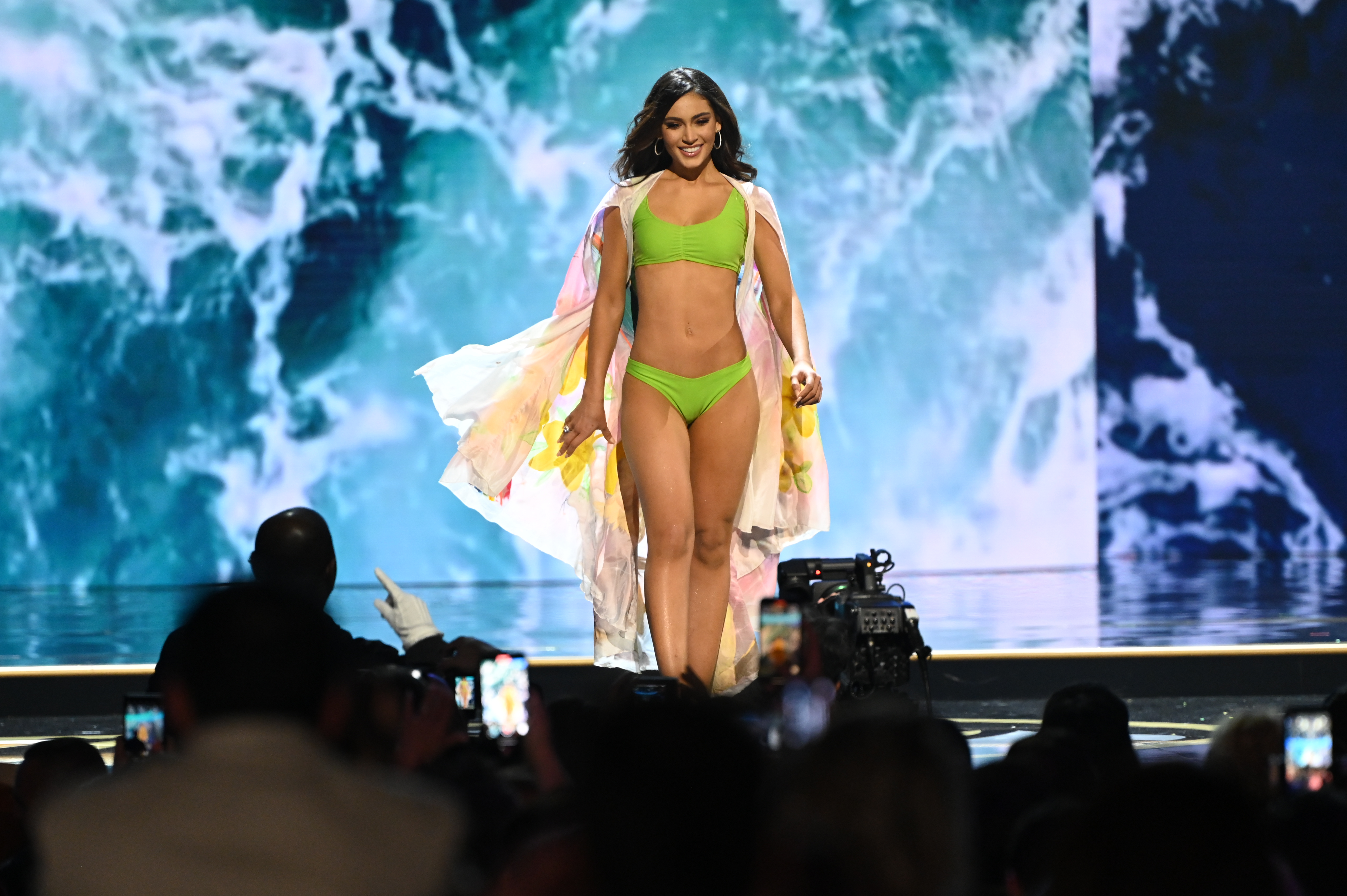USA3109. NUEVA ORLEANS (LA, EEUU), 14/01/2023.- Fotografía cedida por Miss Universo donde aparece Miss Universo Venezuela 2022, Amanda Dudamel, mientras desfila en escenario durante la final del certamen de belleza, hoy, en el Ernest N. Morial Convention Center, en Nueva Orleans, Luisiana (Estados Unidos). EFE/ Benjamin Askinas / Miss Universe/ SOLO USO EDITORIAL/ SOLO DISPONIBLE PARA ILUSTRAR LA NOTICIA QUE ACOMPAÑA (CRÉDITO OBLIGATORIO)