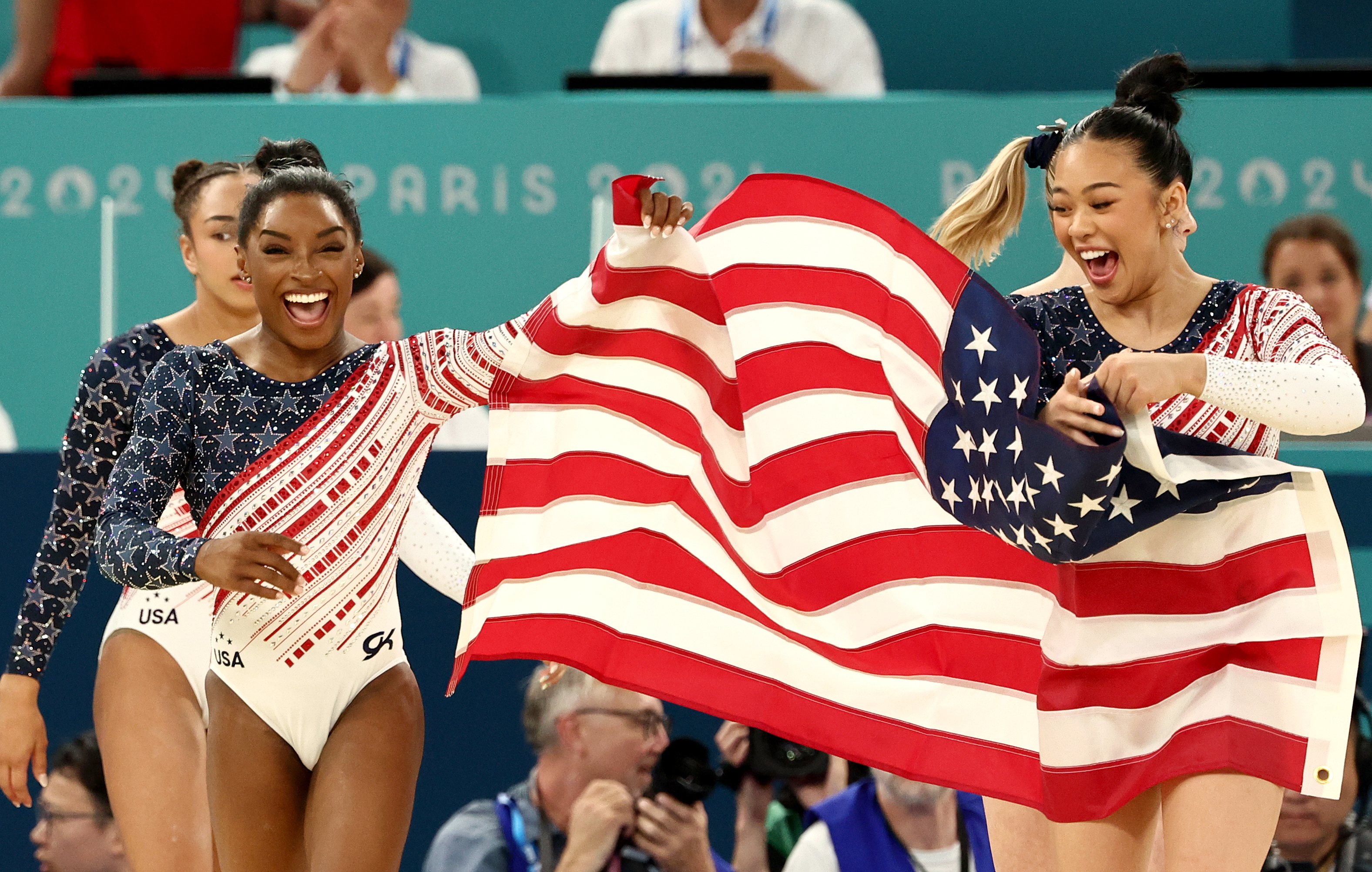 Paris (France), 30/07/2024.- The US team with Simone Biles (L) celebrate after winnning the Women Team final of the Artistic Gymnastics competitions in the Paris 2024 Olympic Games, at the Bercy Arena in Paris, France, 30 July August 2024. (Francia) EFE/EPA/ANNA SZILAGYI