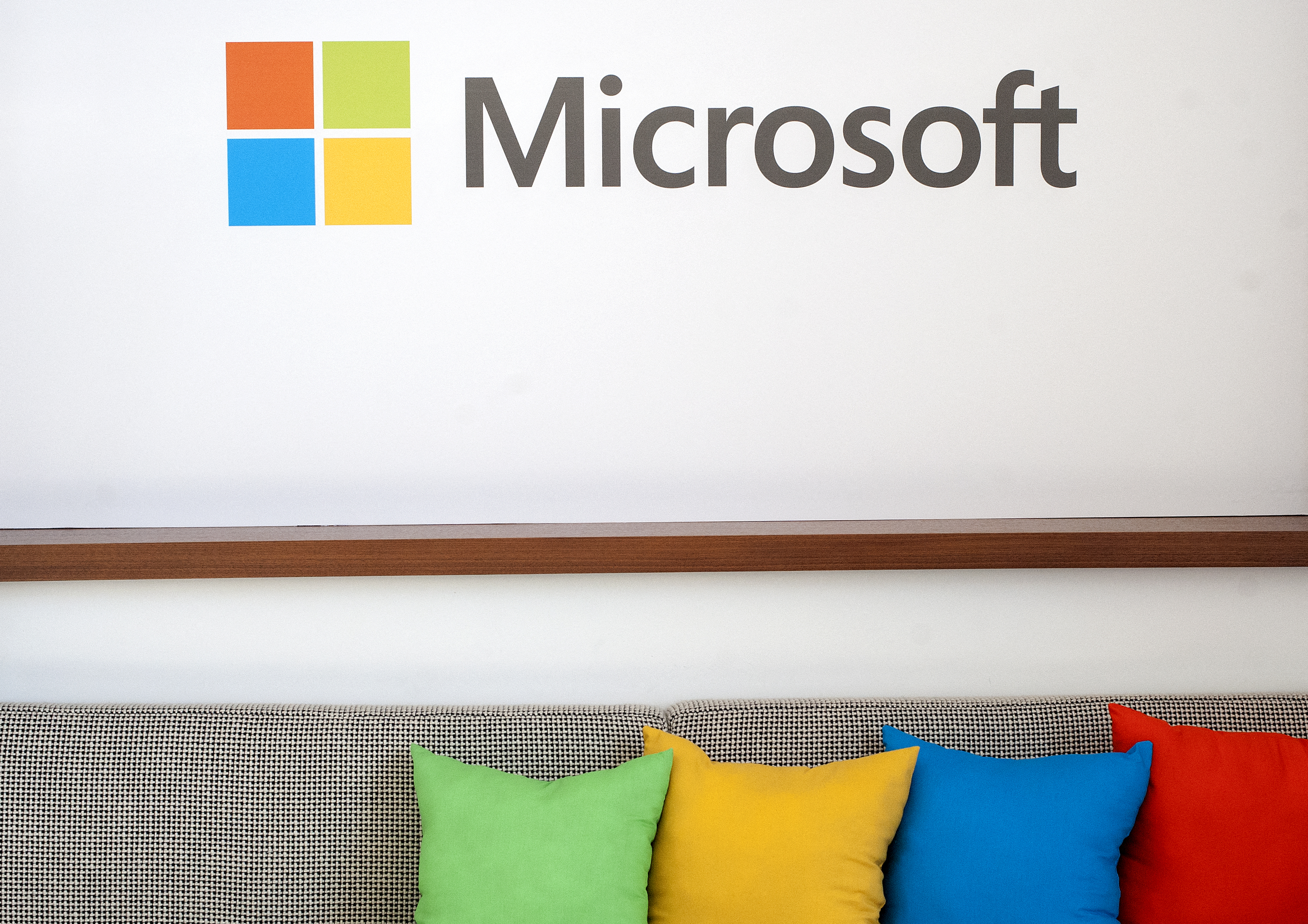 Microsoft anuncia acuerdo con Musk para albergar su chatbot de IA 