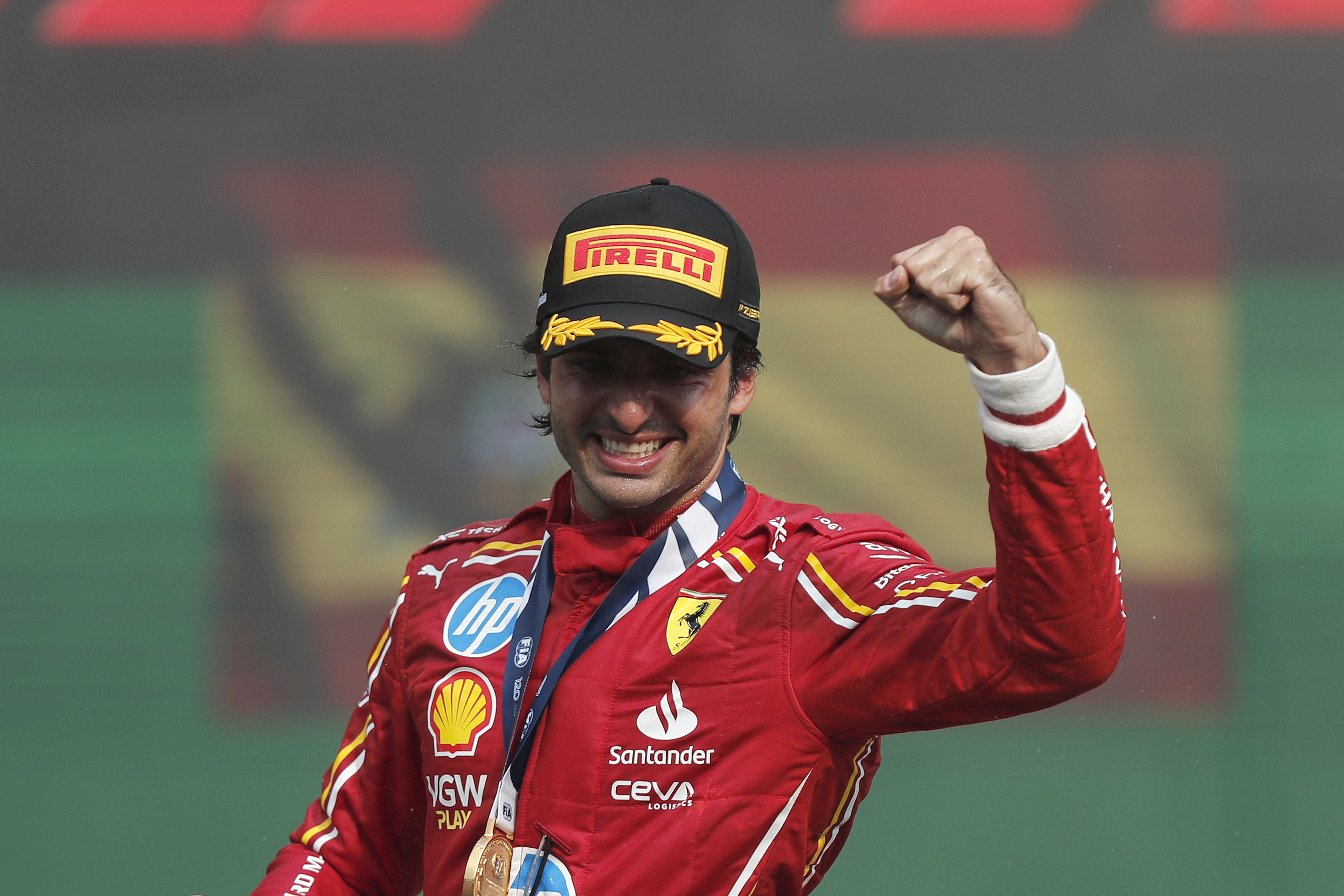 . -FOTODELDÍA- CIUDAD DE MÉXICO (MÉXICO), 27/10/2024.- El piloto español del equipo Ferrari Carlos Sainz, celebra tras ganar este domingo en el Gran Premio de Fórmula 1 en el autódromo Hermanos Rodriguez de la Ciudad de México (México). EFE/Isaac Esquivel