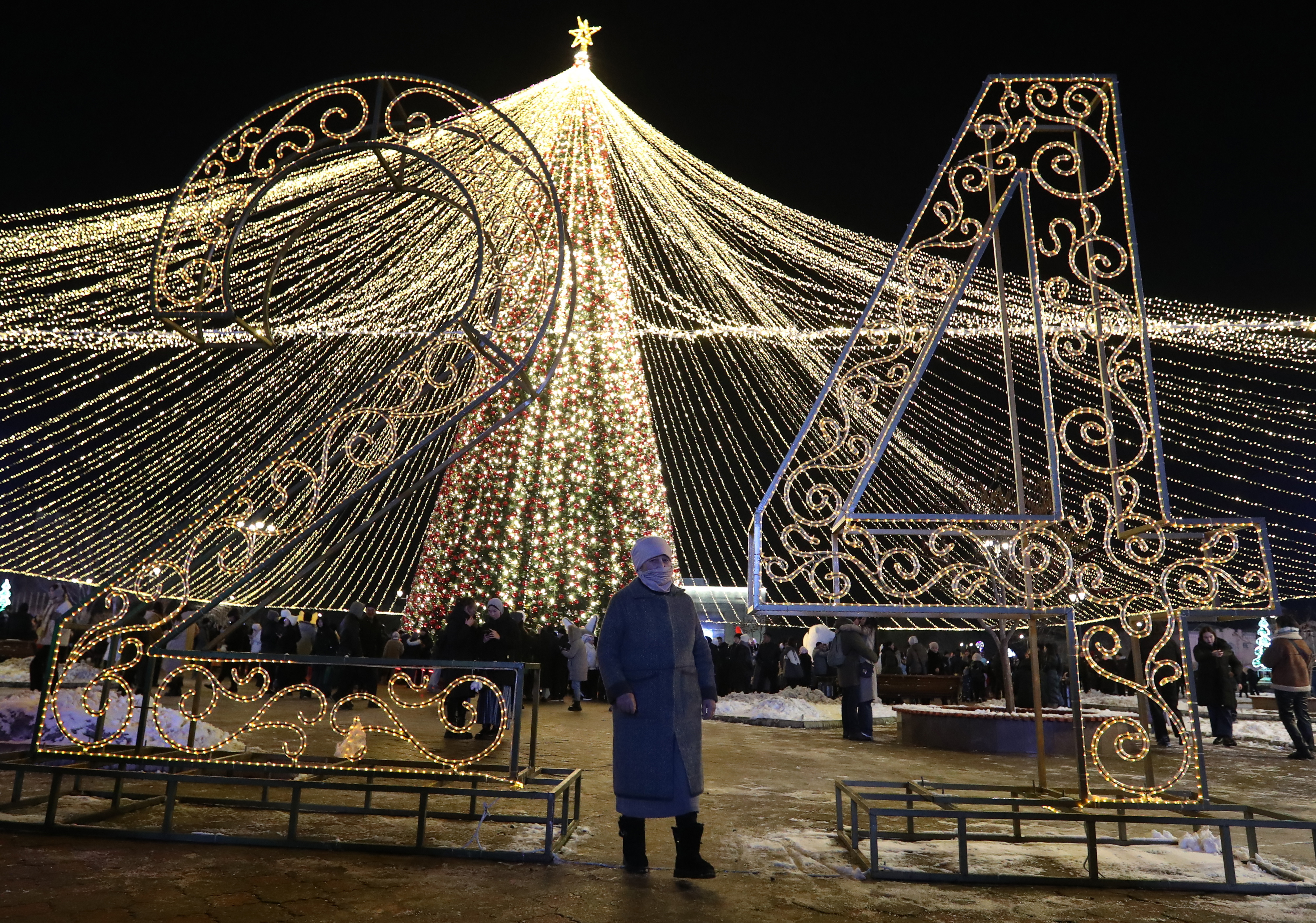 Bishkek (Kyrgyzstan), 20/12/2023.- A person walks in front of an illuminated Christmas tree and New Year's decorations at the central Ala-Too Square in Bishkek, Kyrgyzstan, 20 December 2023. New Year, which was the biggest informal holiday of the year in the former Soviet Union, is also very popular in the predominantly Muslim Central Asian nation of Kyrgyzstan. (Kirguistán) EFE/EPA/IGOR KOVALENKO