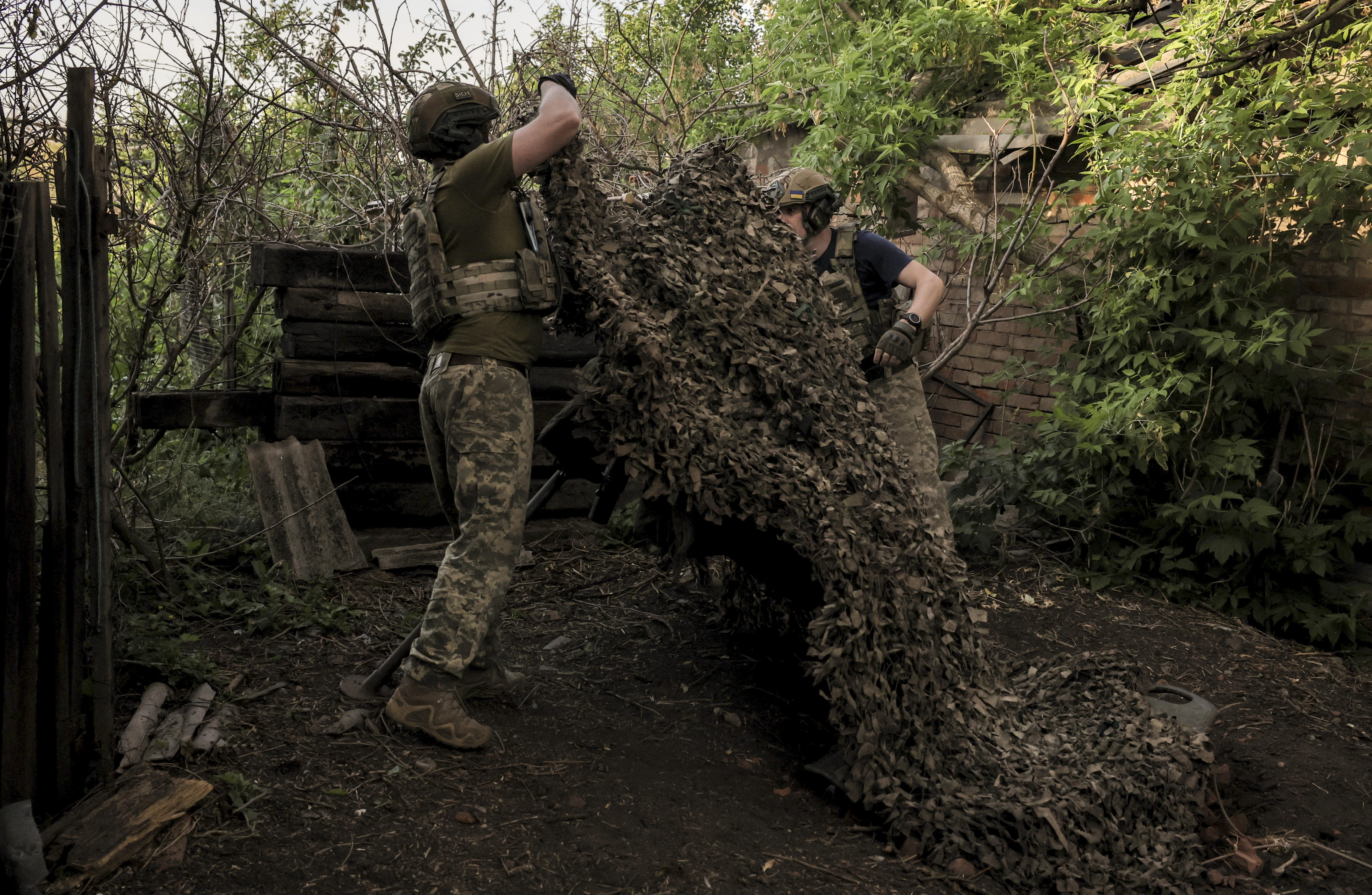 Kyiv (Ukraine), 04/06/2024.- A handout picture made available by Ukraine'Äôs 24th Mechanized Brigade shows Ukrainian servicemen of the 24th Mechanized Brigade named after King Daniel preparing to fire a mortar on the front line at an undisclosed location in the Donetsk region, Ukraine, 04 June 2024, amid the Russian invasion. Russian troops entered Ukrainian territory on 24 February 2022, starting a conflict that has provoked destruction and a humanitarian crisis. (Rusia, Ucrania) EFE/EPA/Oleg Petrasiuk / 24th Mechanized Brigade HANDOUT HANDOUT EDITORIAL USE ONLY/NO SALES HANDOUT EDITORIAL USE ONLY/NO SALES