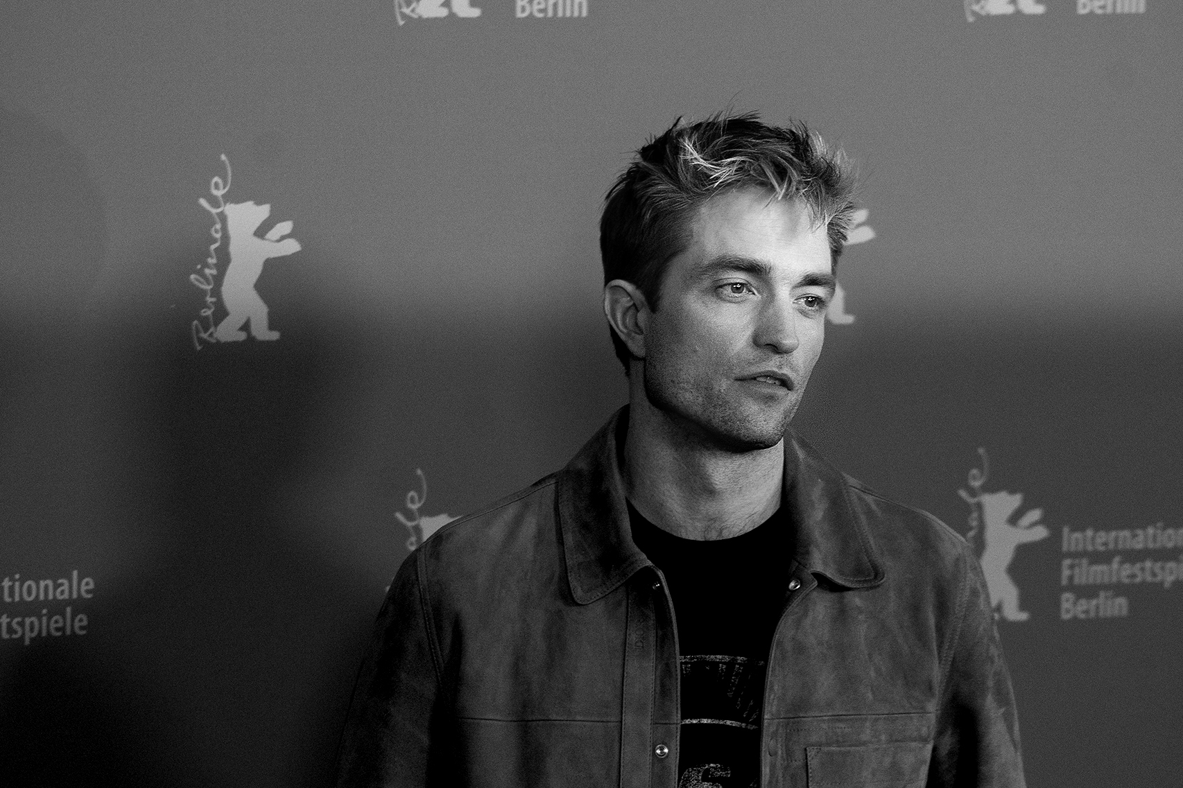 Robert Pattinson, protagonista de  "Mickey 17", un filme basado en la novela de ciencia ficción de Edward Ashton "Mickey 7".  La trama gira alrededor de gente desesperada por abandonar la Tierra y acude en masa a unirse a una misión para colonizar el planeta Nilfheim.