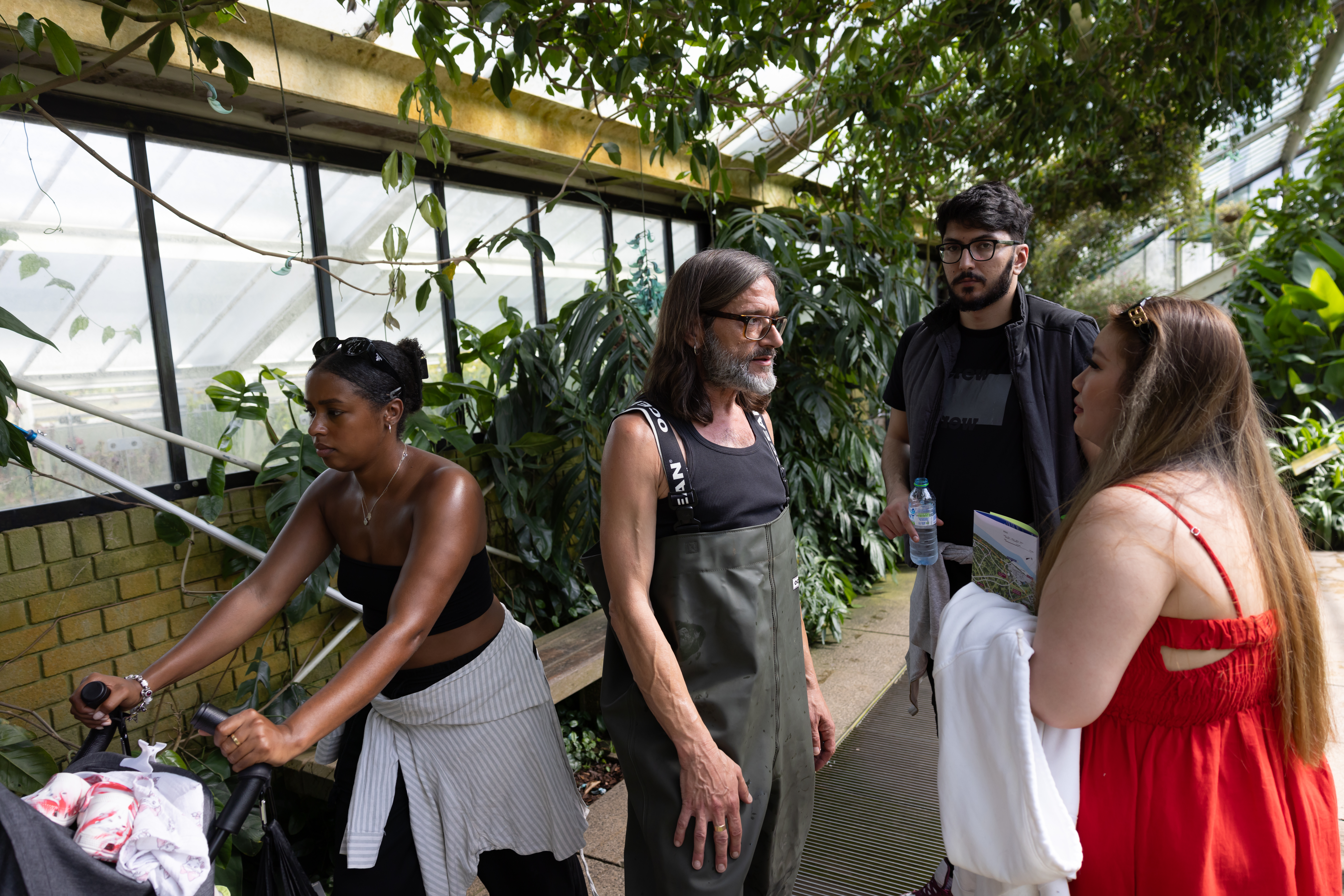 Carlos Magdalena con visitantes en el Conservatorio Princesa de Gales.