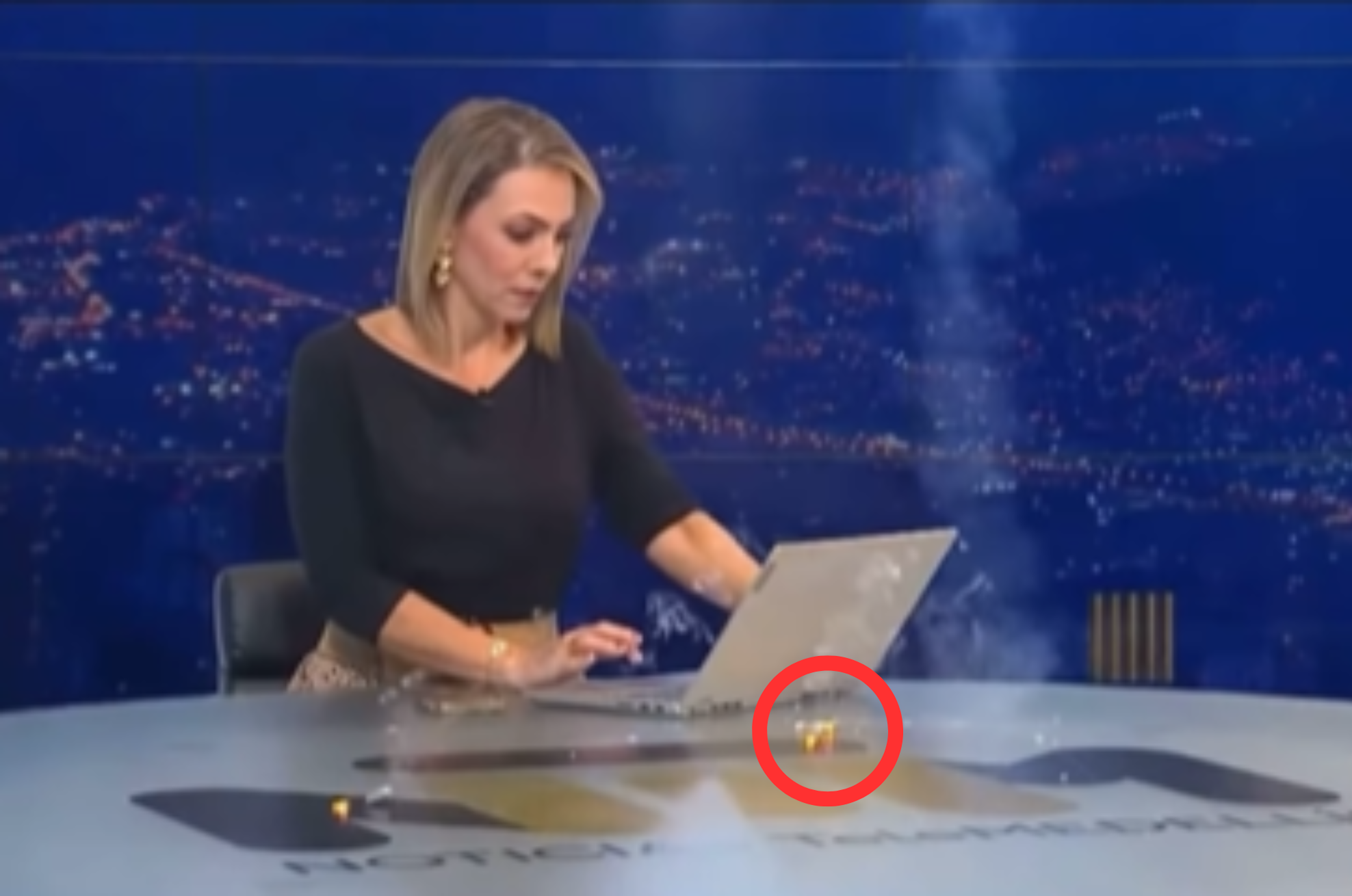 Video: bombillo explotó sobre presentadora en noticiero de Telemellín