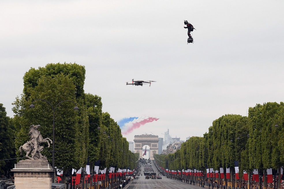 Otras innovadoras armas exhibidasEn la apertura del desfile, en la plaza de la Concordia, se presentaron también robots y drones que utilizan las fuerzas armadas, así como algunos de los materiales nuevos previstos en una ley destinada a aumentar el presupuesto para los ejércitos, como el vehículo blindado Griffon, sucesor del emblemático VAB, del que el ejército de tierra recibió varios ejemplares.