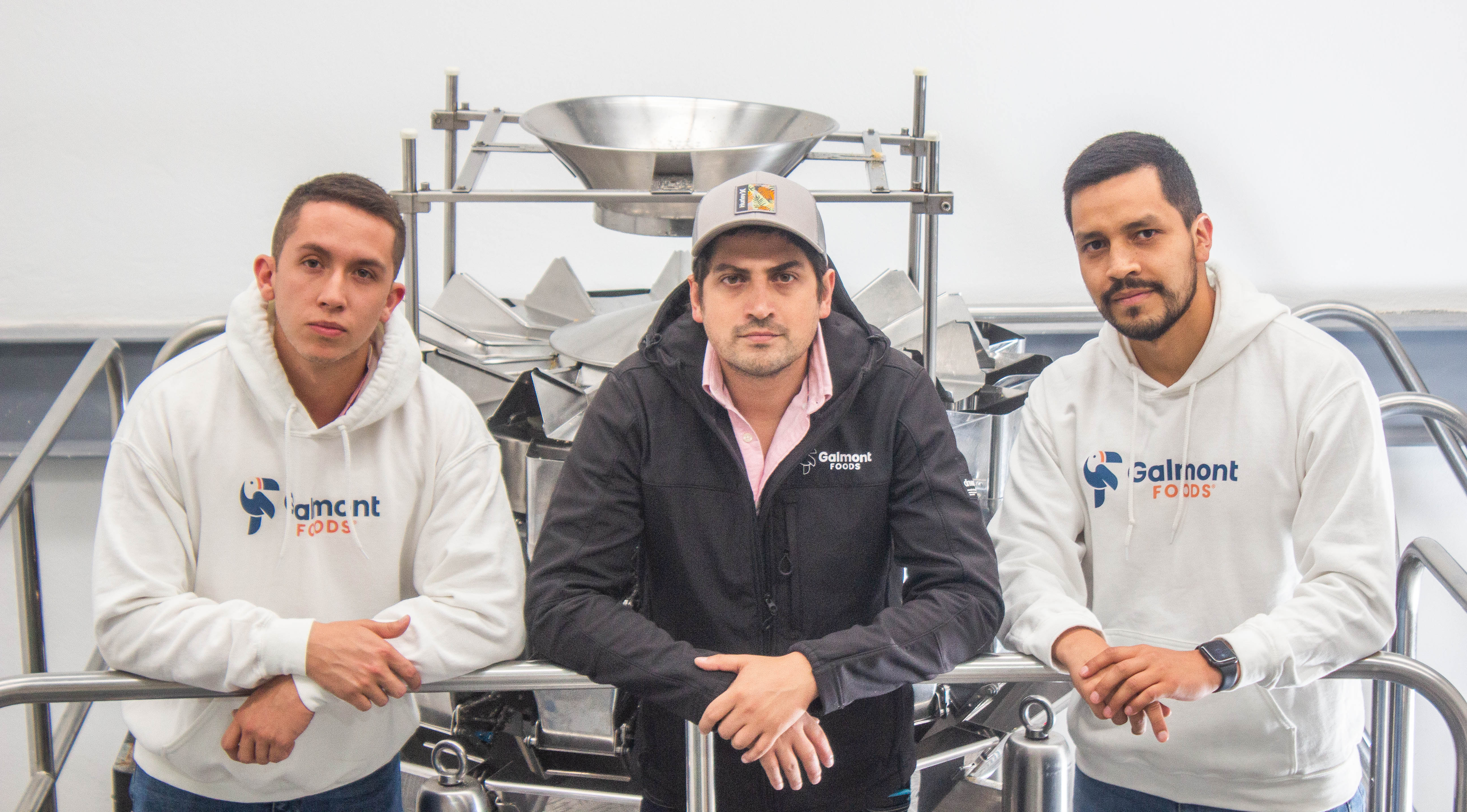 Los tres amigos que promueven hábitos nutritivos con snacks y productos naturales