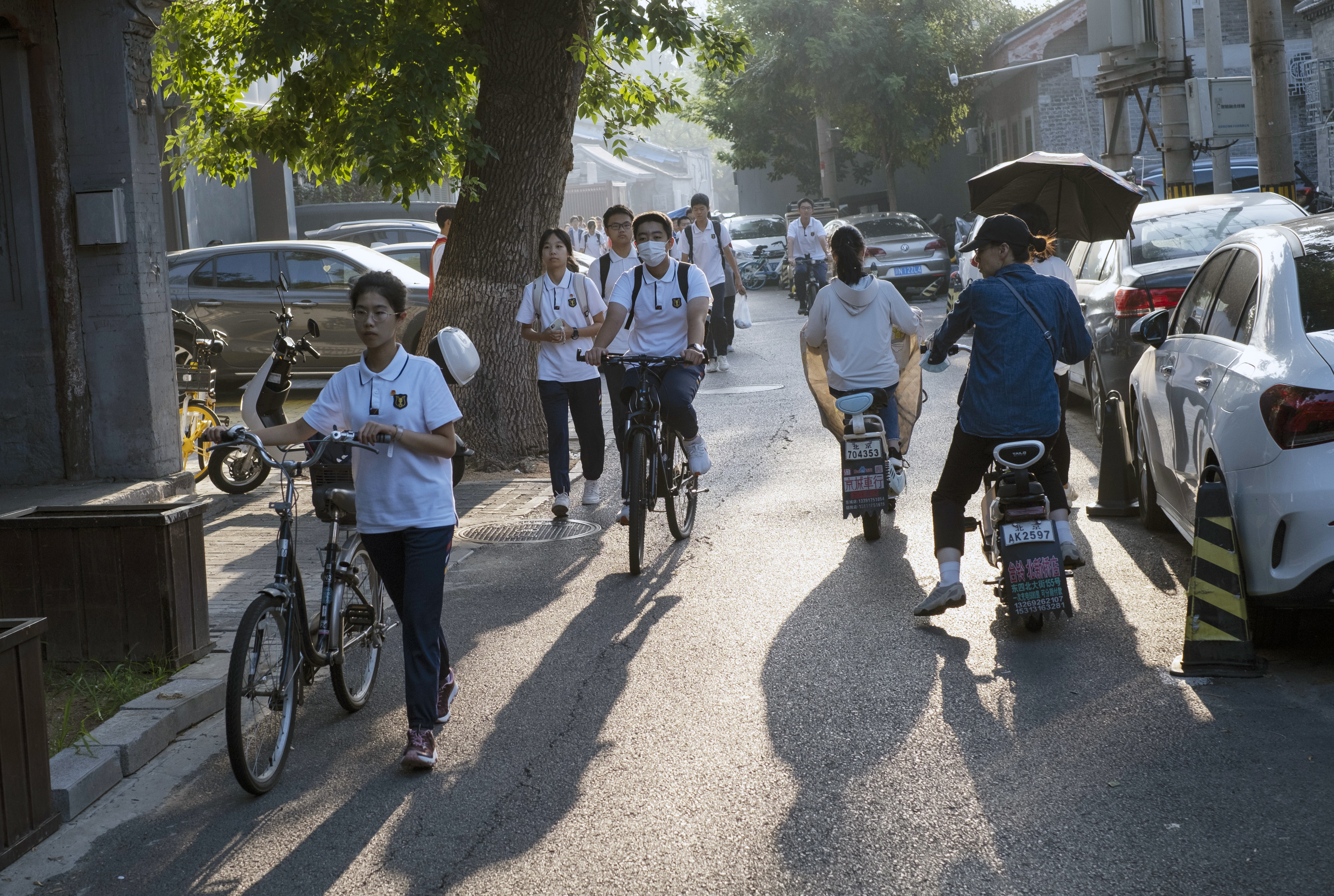 Beijing (China), 31/08/2023.- Kids walk and ride bicycles along a street in Beijing, China, 01 September 2023. Beijing'Äôs kindergarten, and primary and secondary schools start on 01 September after summer holidays. EFE/EPA/ANDRES MARTINEZ CASARES