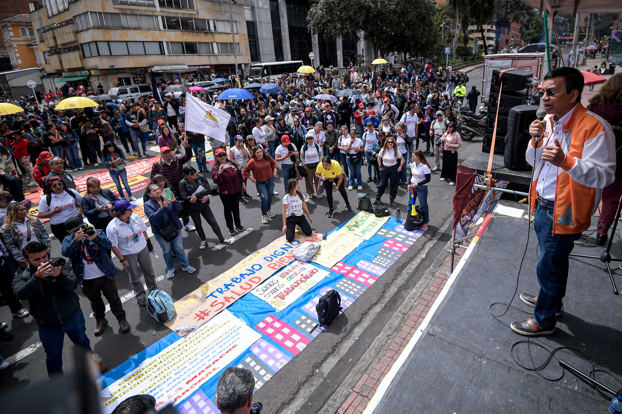 "En vez de constreñir y reprimir al personal docente y ejercer violencia antisindical, descontando salarios y  profundizando la problemática, le invitamos a respetar los derechos fundamentales a la protesta y a la asociación sindical que se acompañan de convenios de la OIT, debidamente ratificados sobre libertad sindical", le respondió la concejala Heidy Sánchez (Pacto Histórico) a la Secretaría de Educación.