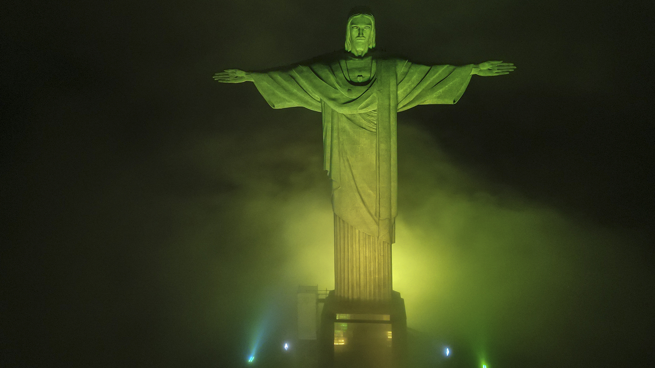 AME3196. RÍO DE JANEIRO (BRASIL), 29/12/2022.- Fotografía aérea del Cristo Redentor iluminado con los colores de la bandera nacional en tributo a Pelé hoy, en Río de Janeiro (Brasil). El brasileño Edson Arantes do Nascimento 'Pelé', considerado por muchos el mejor futbolista de todos los tiempos, murió este jueves a los 82 años, debido a las complicaciones del cáncer que padecía. EFE/ Antonio Lacerda