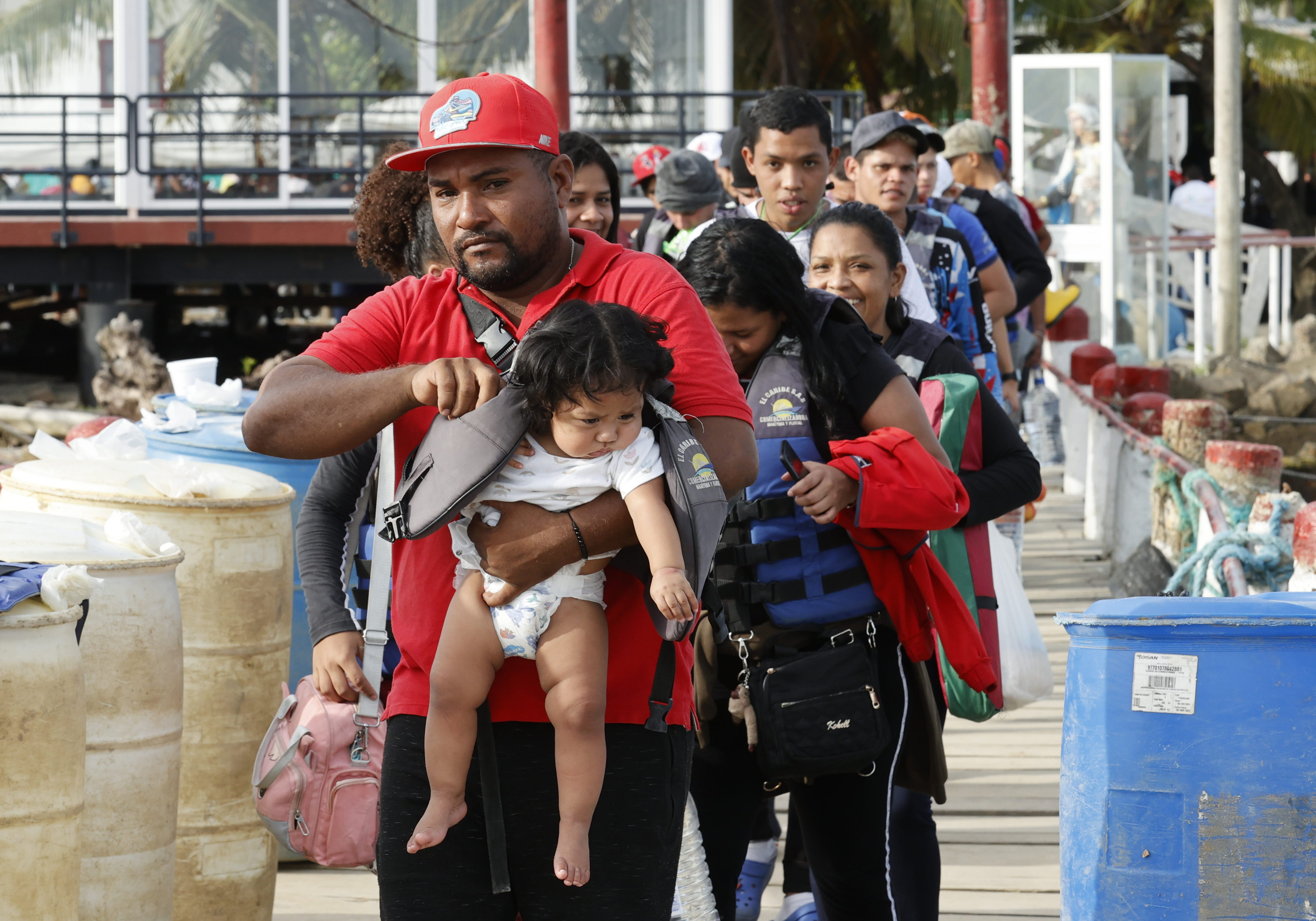 ACOMPAÑA CRÓNICA: COLOMBIA CRISIS MIGRATORIA. AME2685. NECOCLÍ (COLOMBIA), 07/10/2022.- Migrantes se preparan para abordar una lancha hacia la frontera con Panamá, el 6 de octubre de 2022, en Necocli (Colombia). En el pueblo colombiano de Necoclí ya se acostumbraron a que a diario cientos de personas acampen en sus playas a la espera de coger las lanchas que los llevan a la frontera de Panamá en una travesía migratoria hacia EE.UU. que crece cada día y amenaza con "explotar". EFE/ Mauricio Dueñas Castañeda