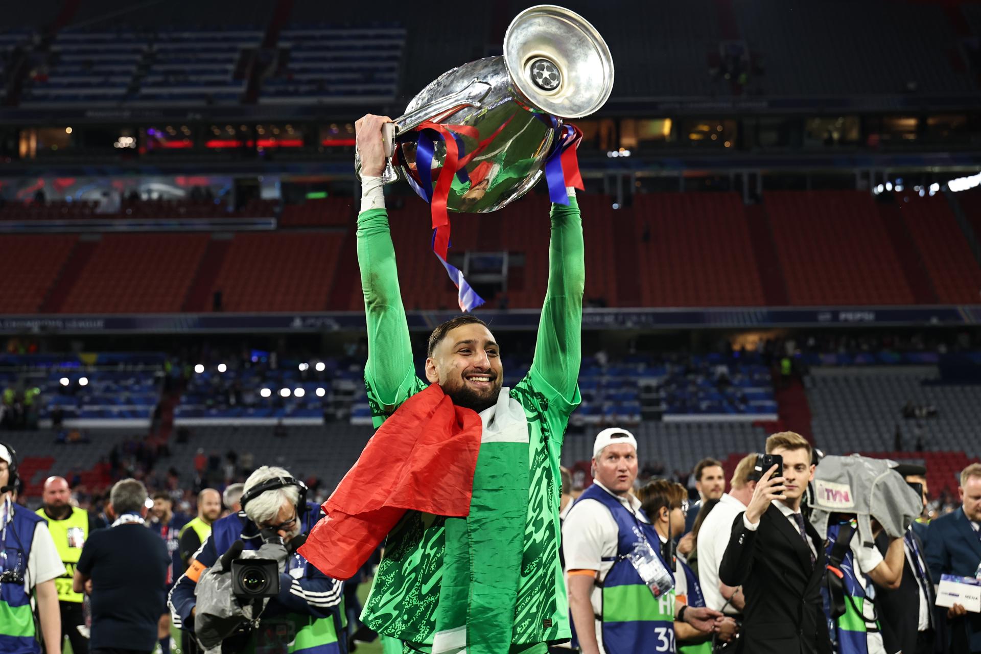 Munich (Germany), 01/06/2025.- PSG goalkeeper Gianluigi Donnarumma celebrates with the trophy after winning the UEFA Champions League final between Paris Saint-Germain and Internazionale Milano in Munich, Germany 31 May 2025. (Liga de Campeones, Alemania) EFE/EPA/FILIP SINGER
