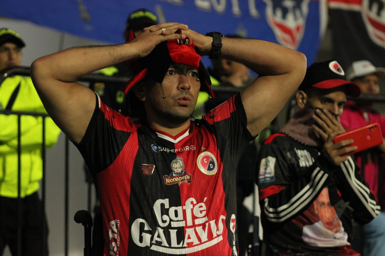 Cientos de hinchas del Cúcuta llegaron a acompañar a su equipo al estadio de Techo, en Bogotá, para la final del Torneo BetPlay ante Fortaleza.