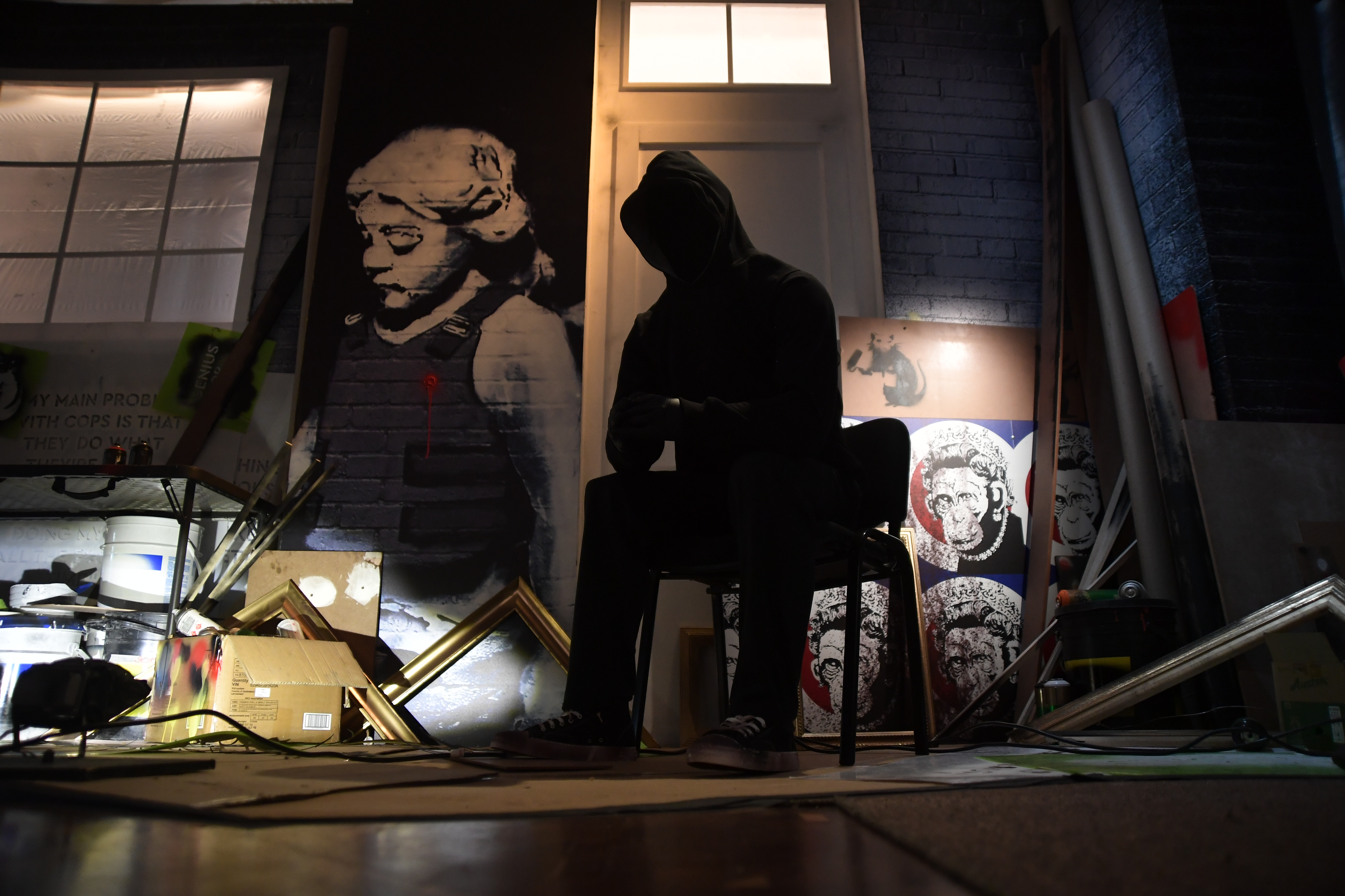 En Villa Adelaida, una casa ubicada en el norte de Bogotá, reposan las obras del grafitero en una exhibición que, pese a tener obras auténticas, no fue autorizada por el artista.