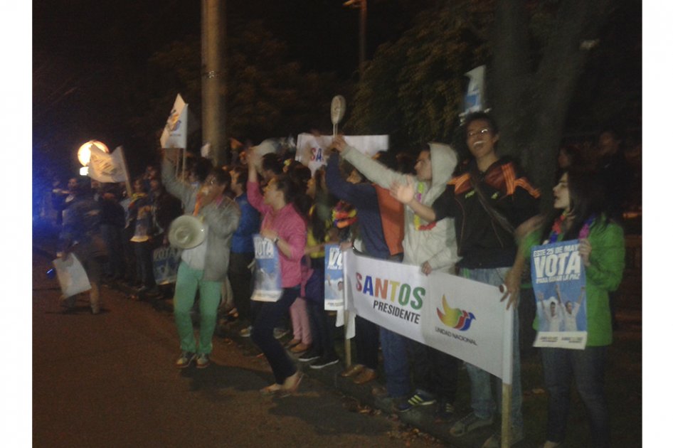 Simpatizantes de los candidatos a la presidencia los acompañan en la puerta de Caracol TV