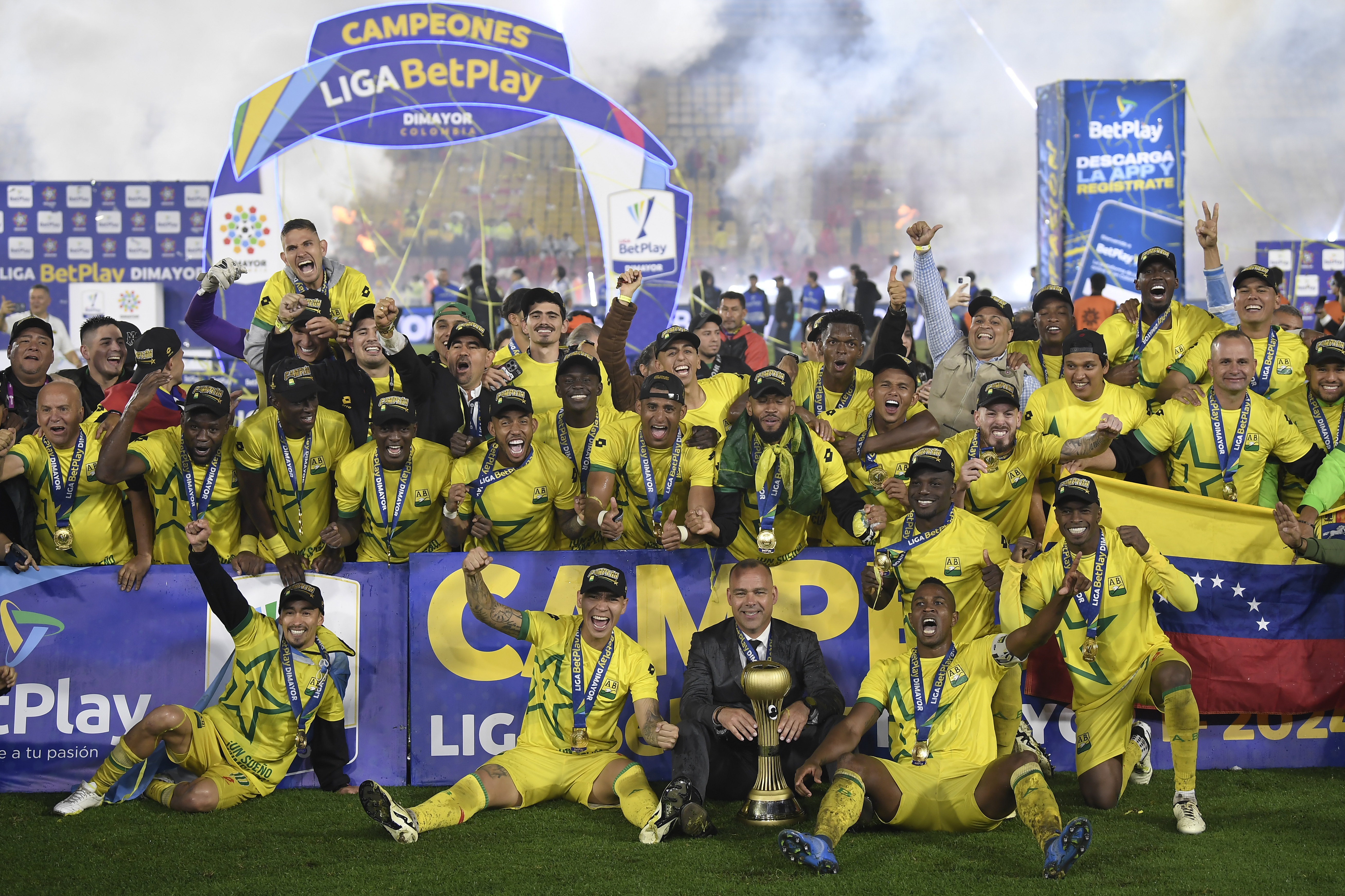 Formación y celebración de los jugadores del Bucaramanga al quedar campeón de la Liga BetPlay 2024-I, luego de vencer a Santa Fe en el partido de vuelta.