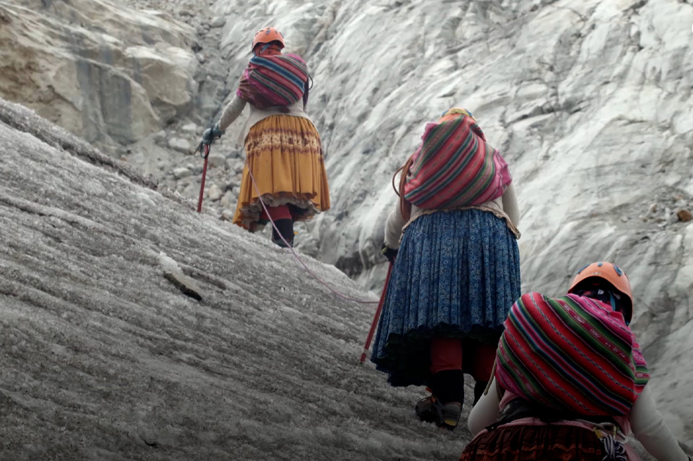 Cuatro escaladoras aymaras de Bolivia sueñan con alcanzar el Everest vistiendo sus típicas polleras