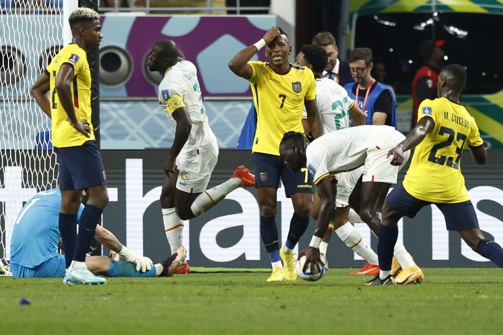 GR2105. DOHA (CATAR), 29/11/2022.- Jugadores de Ecuador se lamentan hoy, en un partido de la fase de grupos del Mundial de Fútbol Qatar 2022 entre Ecuador y Senegal en el estadio Internacional Jalifa en Doha (Catar). EFE/ Rodrigo Jiménez