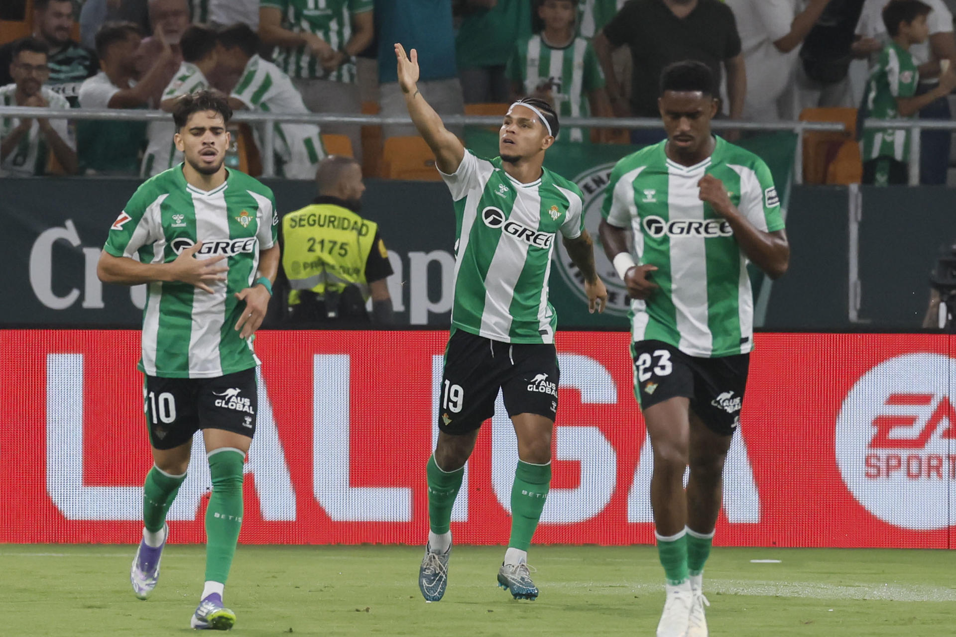 Mire el golazo del “Cucho” Hernández en el triunfo de Betis contra Real Sociedad