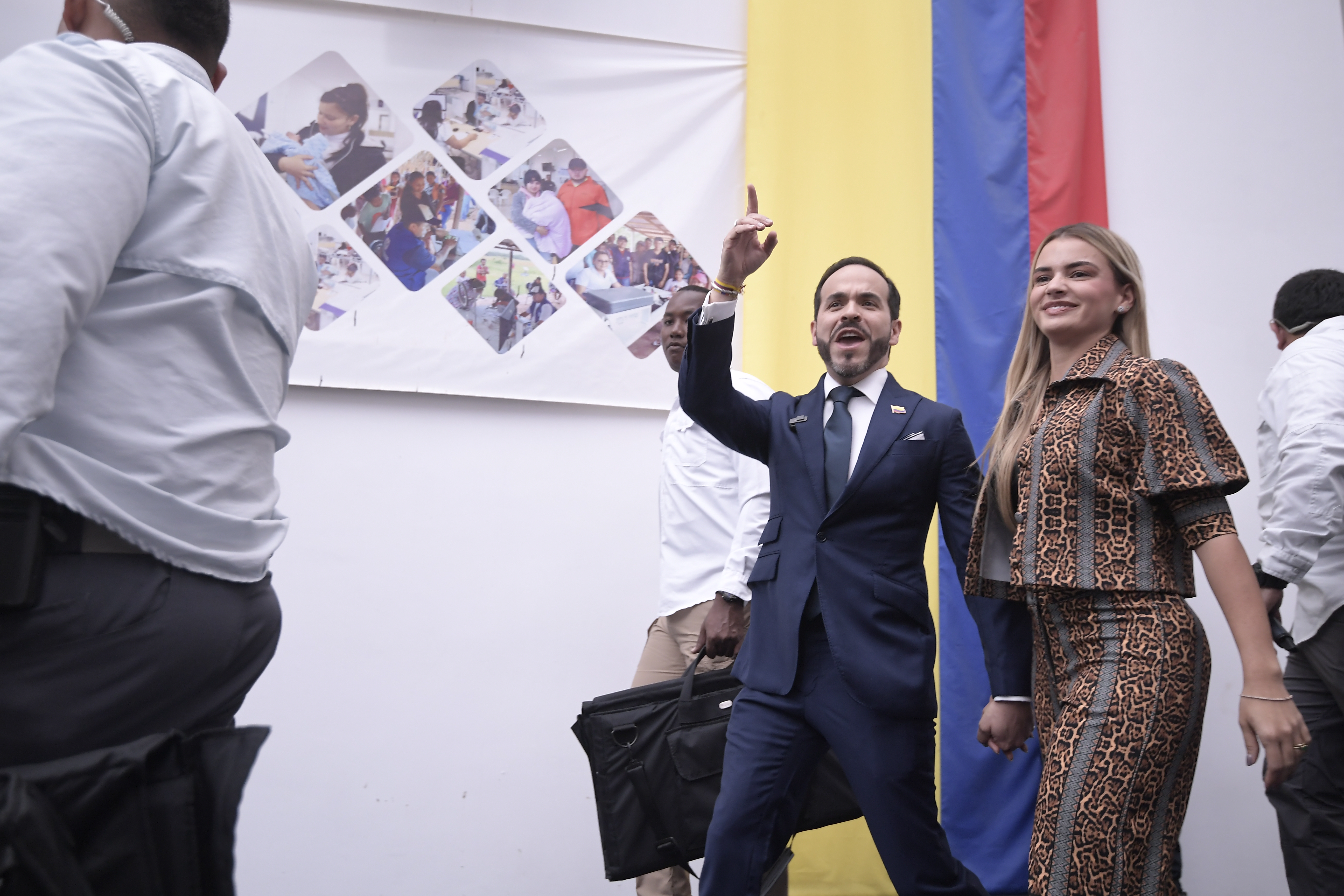 Mujer colombiana, salve usted la patria