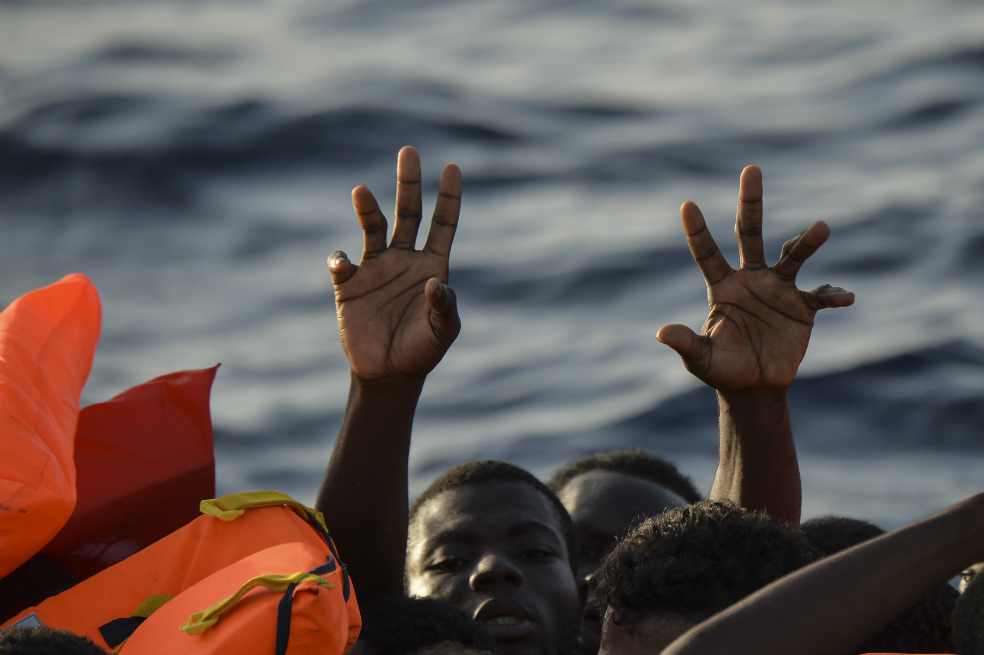 Dos pilotos franceses usan su propio avión para ayudar a los migrantes