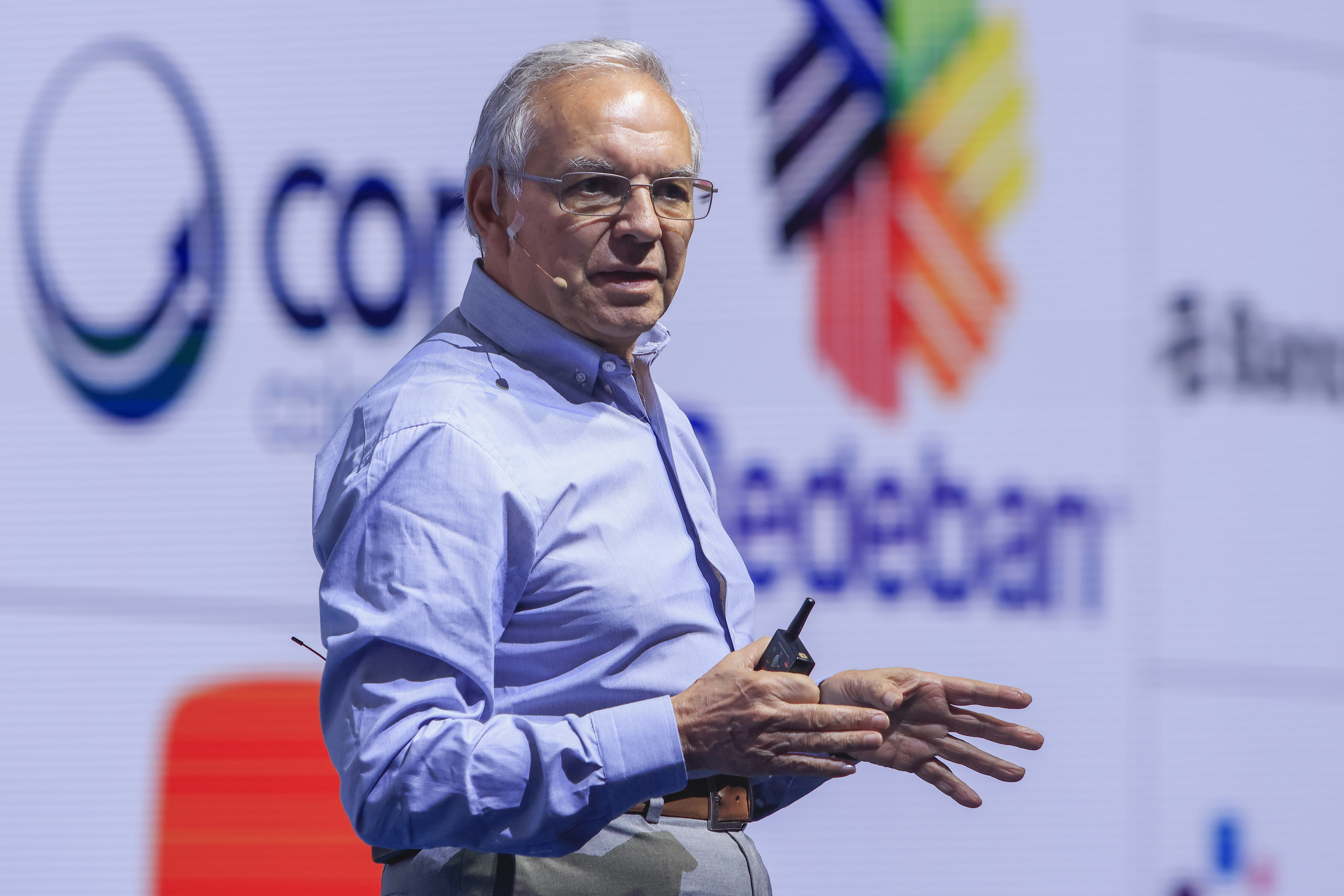 CTG400. CARTAGENA (COLOMBIA), 07/06/2024.- El ministro de hacienda y crédito público de Colombia, Ricardo Bonilla, habla durante una conferencia magistral durante la última jornada de la 58 Convención Bancaria, este viernes en Cartagena (Colombia). La deuda pública de Colombia, que era equivalente al 48,4 % del PIB, subió a casi 61 % en el primer año de la pandemia y actualmente es de 234.000 millones de dólares, afirmó el ministro de Hacienda, Ricardo Bonilla, quien aseguró que el país "está cumpliendo sus compromisos de deuda". EFE/ Ricardo Maldonado Rozo