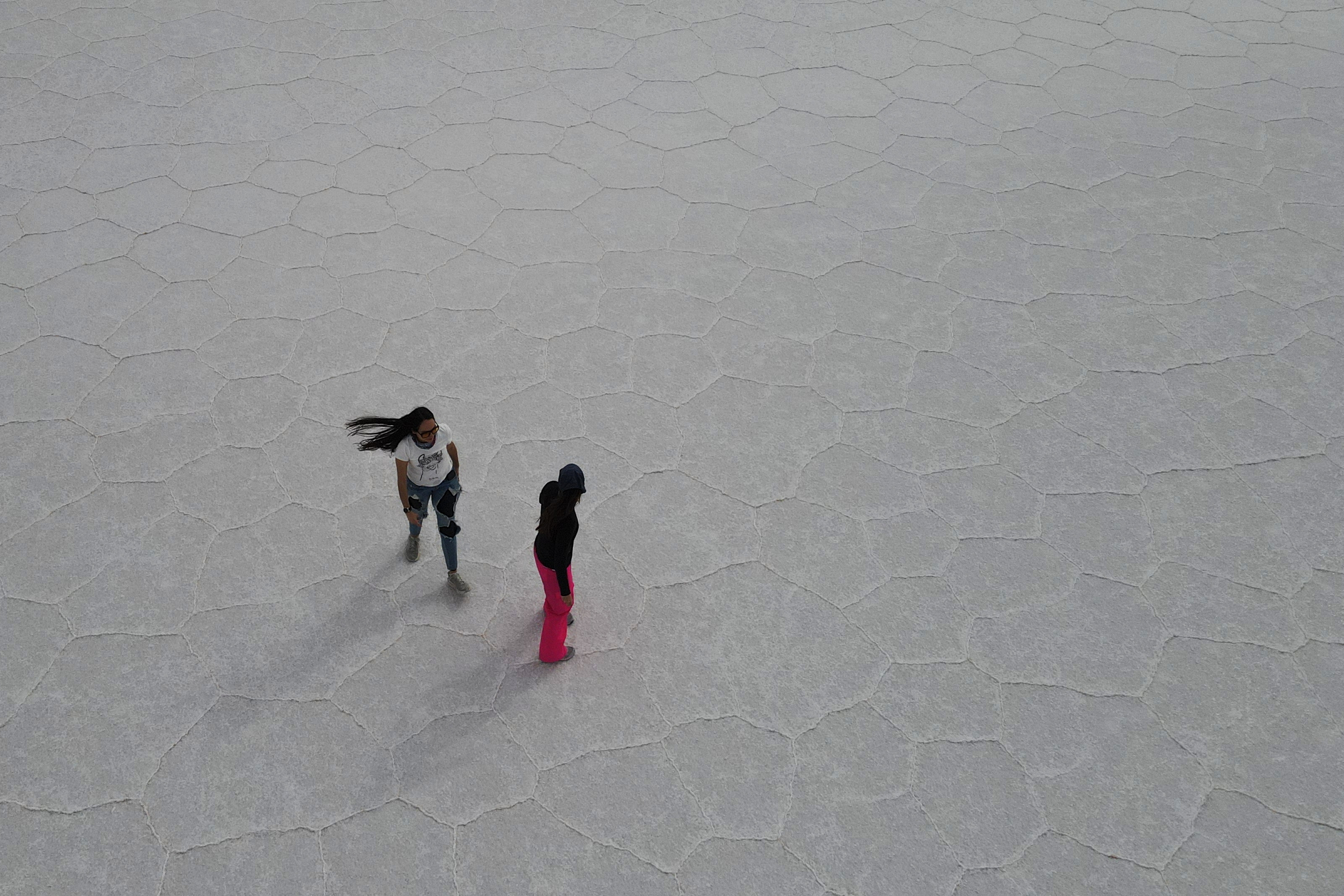 AME7794. UYUNI (BOLIVIA), 29/12/2024.- Fotografía aérea tomada con un dron el 22 de diciembre de 2024 de turistas en el salar de Uyuni (Bolivia). A más de 3.600 metros sobre el nivel del mar el desierto de sal más grande del mundo, el salar de Uyuni, tiene una extensión de 10.582 kilómetros cuadrados y es uno de los destinos favoritos de miles en personas para el turismo en en Bolivia. EFE/ Esteban Biba