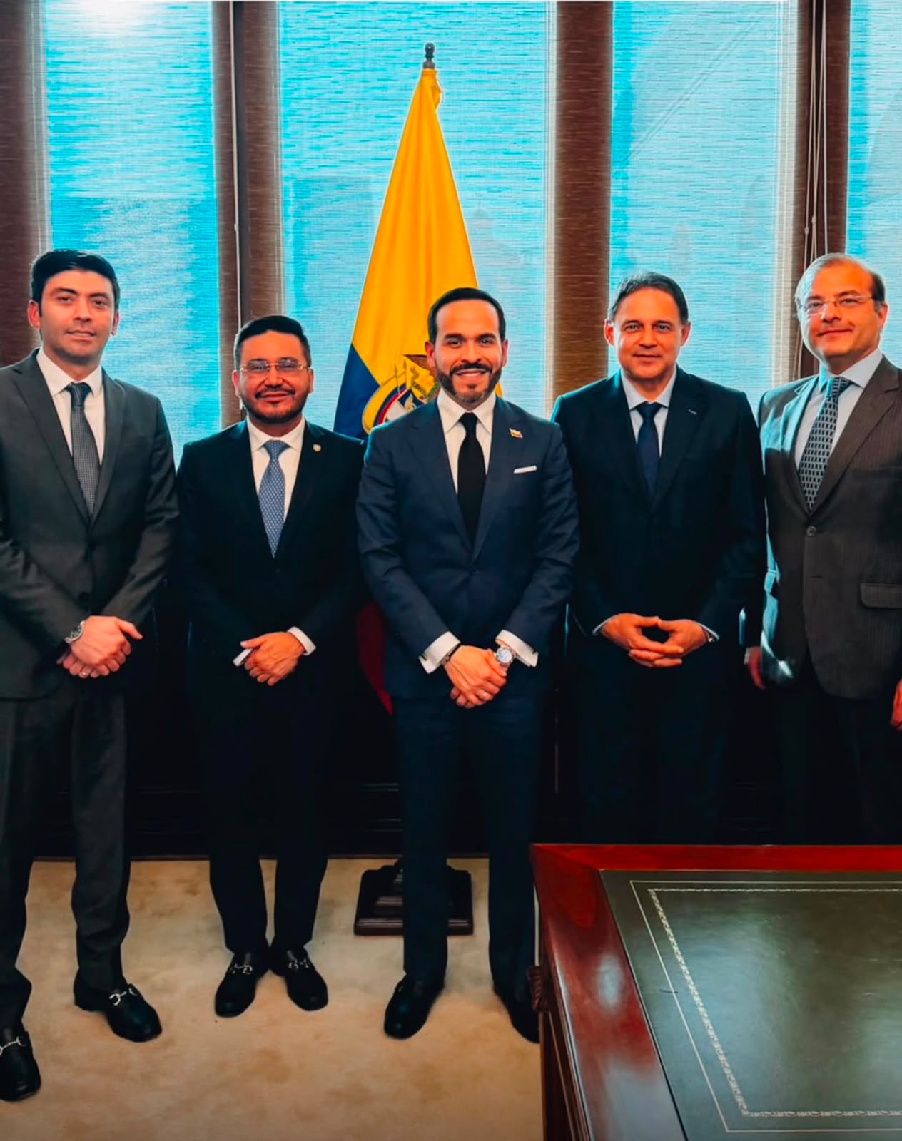 De izquierda a derecha: Presidente de la Cámara de Representantes, Nicolás Barguil; contralor general de la Nación, Jorge Eliécer Laverde; presidente de la República, Abelardo de la Espriella; presidente del Senado, Honorio Henríquez; y Carlos Gechem, viceministro del Interior.