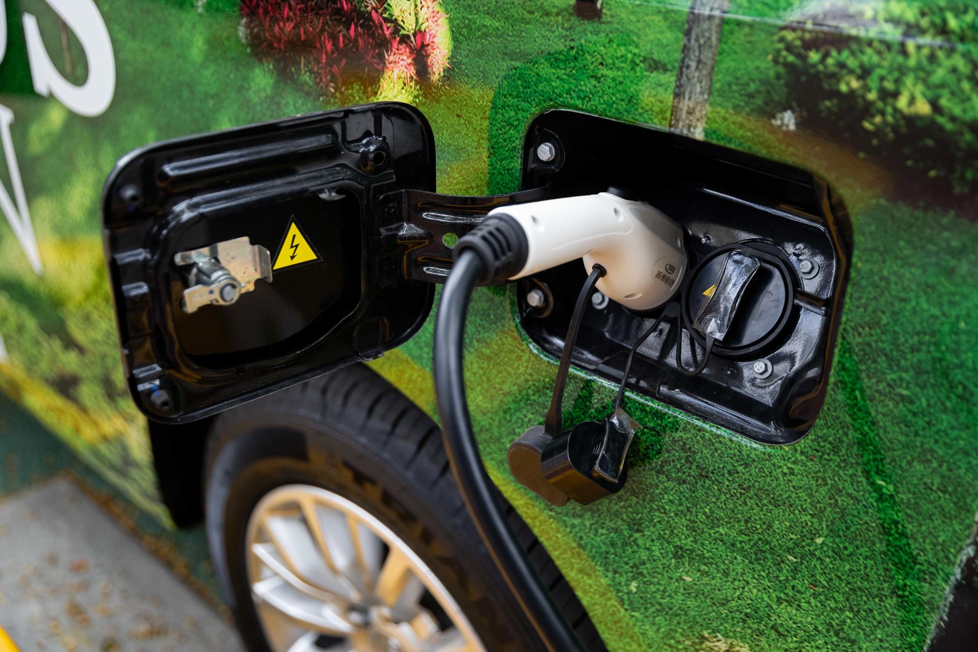 Estaciones de carga de vehículos eléctricos deberán ser interoperables: Gobierno