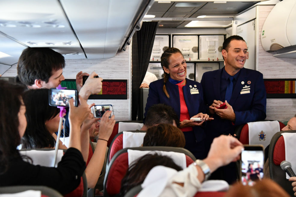 Papa celebra el primer matrimonio a bordo del avión papal