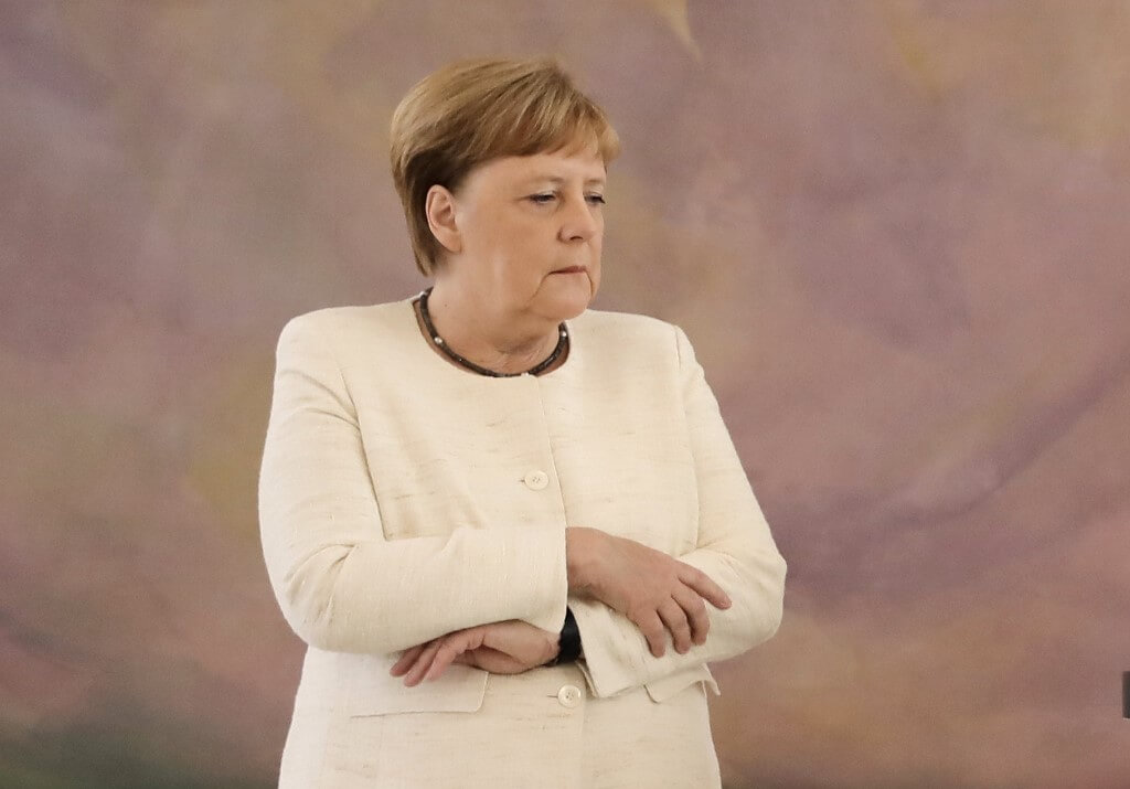 Merkel vuelve a sufrir un visible temblor corporal en un acto en Berlín