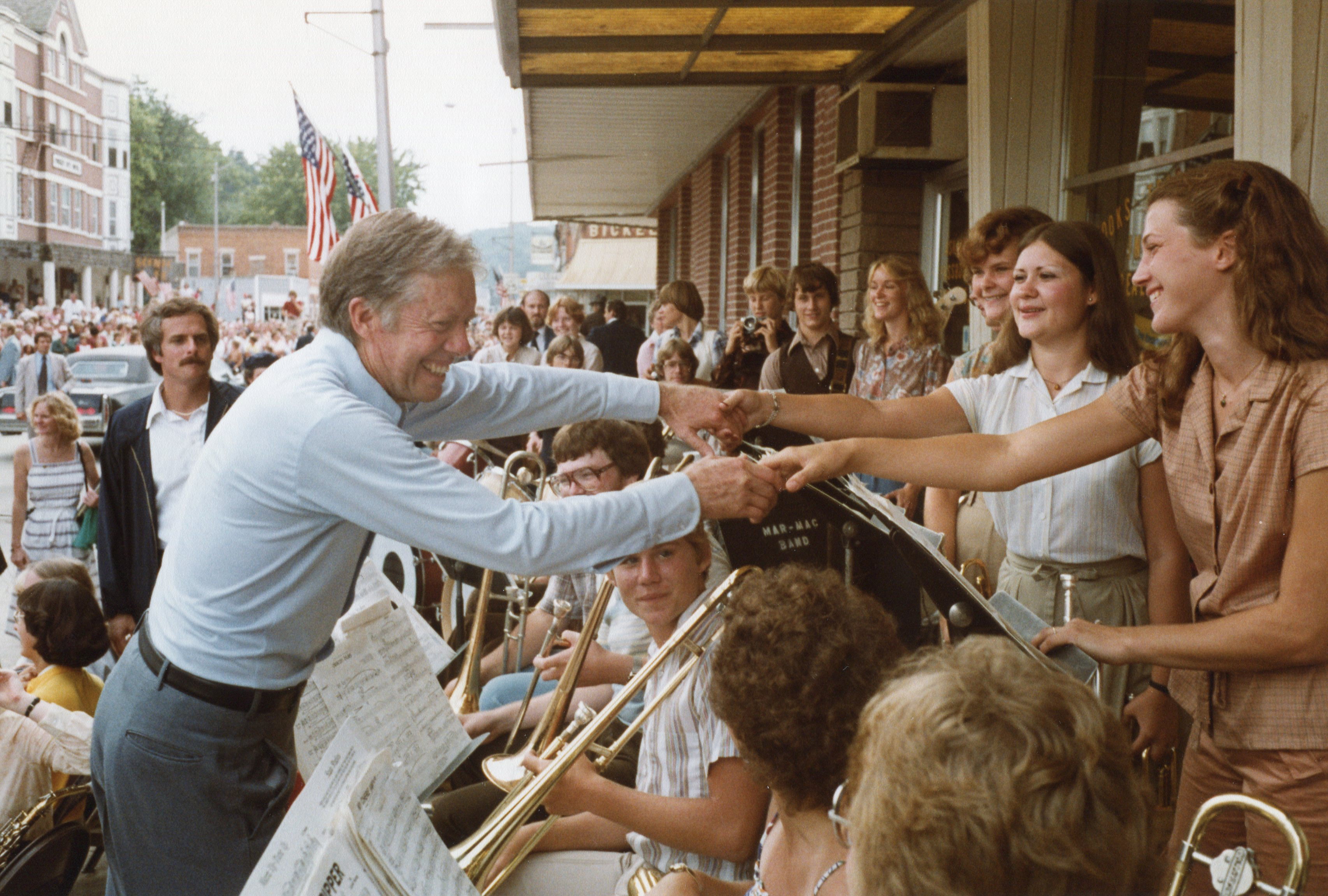 Prairie Du Chien (United States), 19/08/1979.- (FILE) A handout photo made available by the Jimmy Carter Library shows US President Jimmy Carter greeting the crowd while docked from Delta Queen river boat during a cruise along the Mississippi River in Prairie du Chien, Wisconsin, USA, 19 August 1979 (reissued 29 December 2024). Carter died on 29 December 2024 at his home in Plains, Georgia, The Carter Center confirmed. He was 100, the longest-lived president in US history. He took office as President of the United States on 20 January 1977 and succeeded Gerald Ford until he left office on 20 January 1981 to his successor Ronald Reagan. James Earl 'Jimmy' Carter, Jr. was born on 01 October 1924 in the village of Plains, Georgia, USA. After school he enrolled in the US Navy until 09 October 1953 after which he returned to his native village to extend the family peanut farm. In 1961 Jimmy Carter was elected to the state senate and on 12 January 1971 he became Governor of Georgia. In 2002 he became the only US President to receive the Nobel Peace Prize after leaving office. Outside of his political career Jimmy Carter was also known for his volunteer work with the 'Habitat for Humanity' organization. (Estados Unidos) EFE/EPA/KARL H. SCHUMACHER / JIMMY CARTER LIBRARY / HANDOUT HANDOUT EDITORIAL USE ONLY/NO SALES