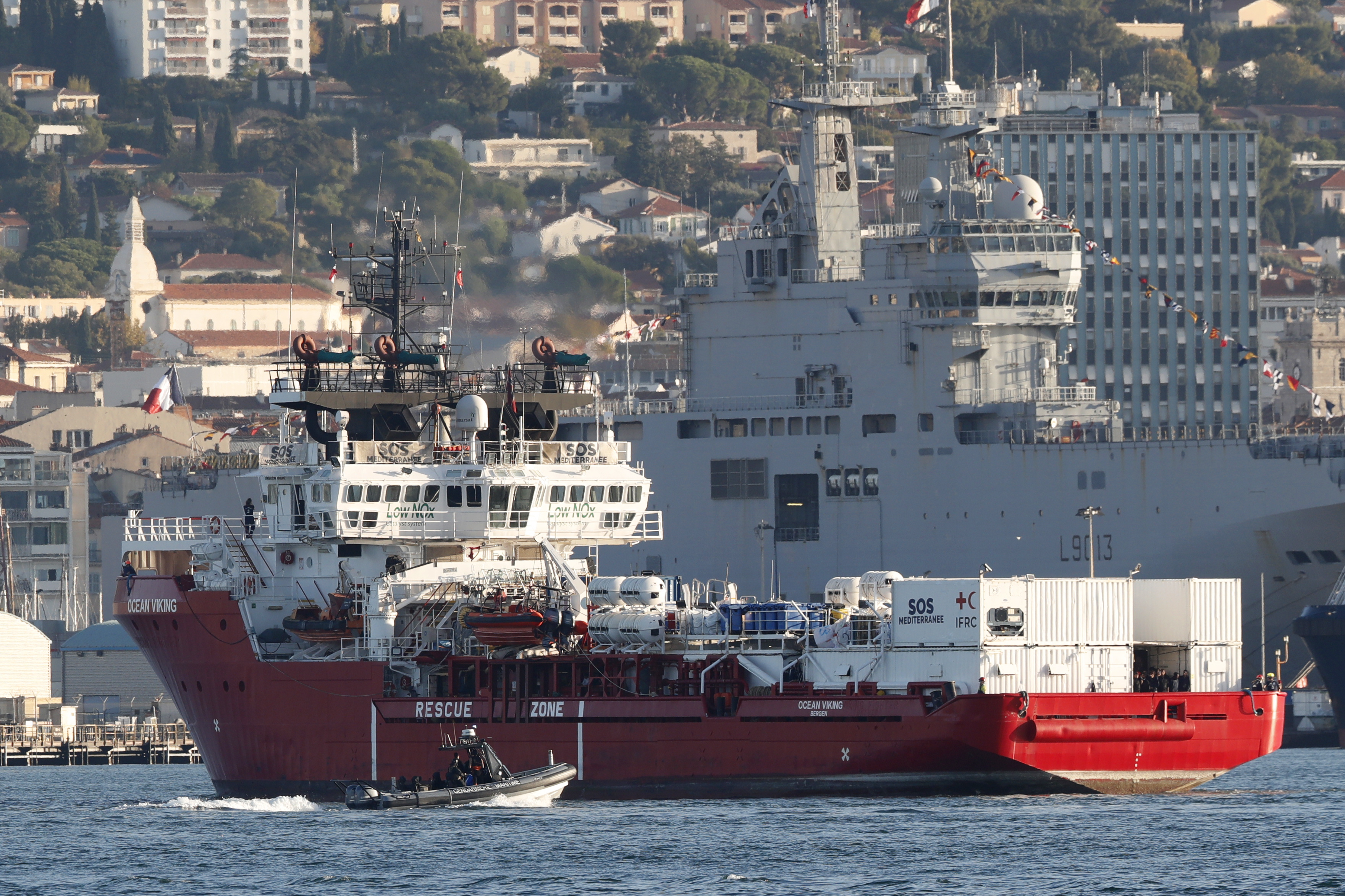 El barco humanitario “Ocean Viking” atracó en Francia con cientos de migrantes